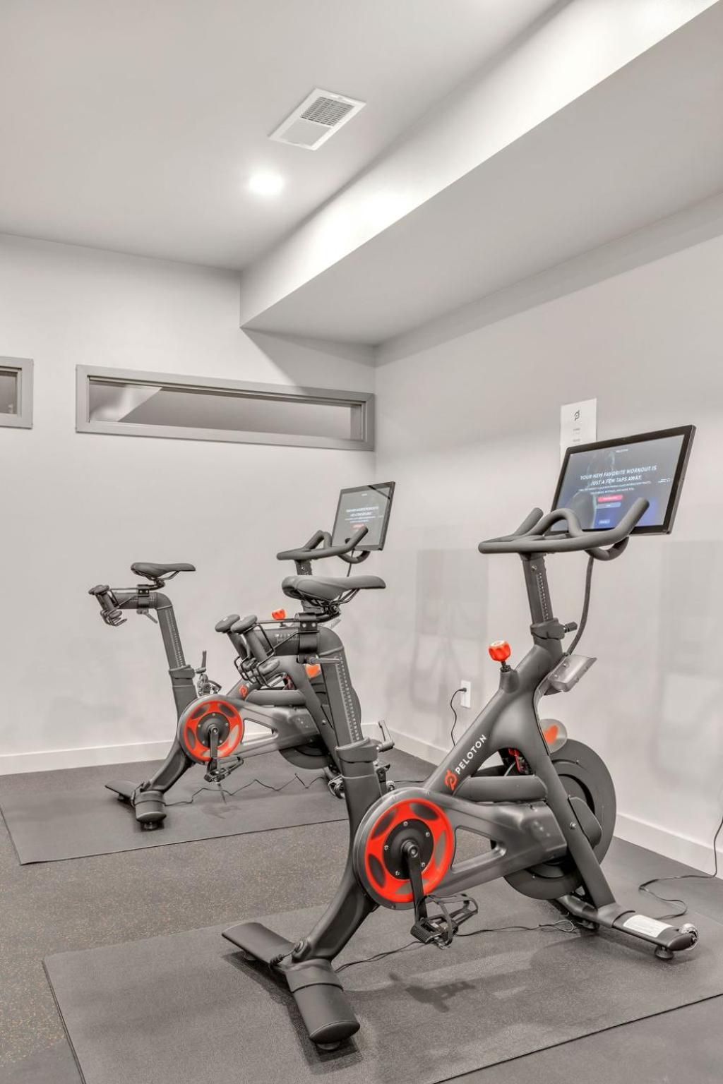 Apartment Walk To Broadway, Pool Access, Onsite Parking At Tequila Sunrise In Downtown