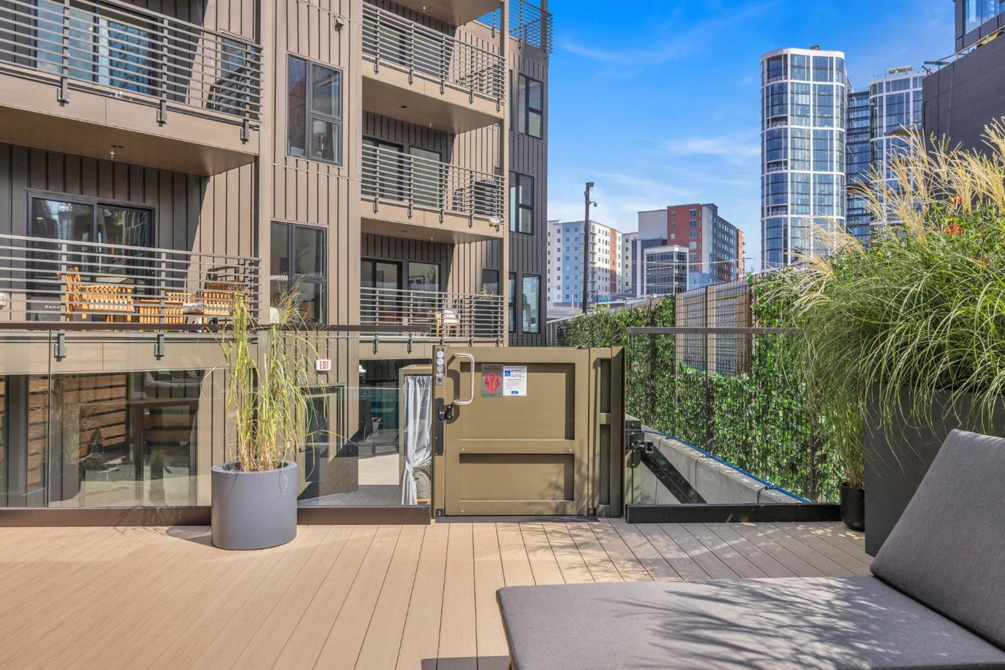 Walk To Broadway, Pool Access, Onsite Parking At Tequila Sunrise In Downtown *