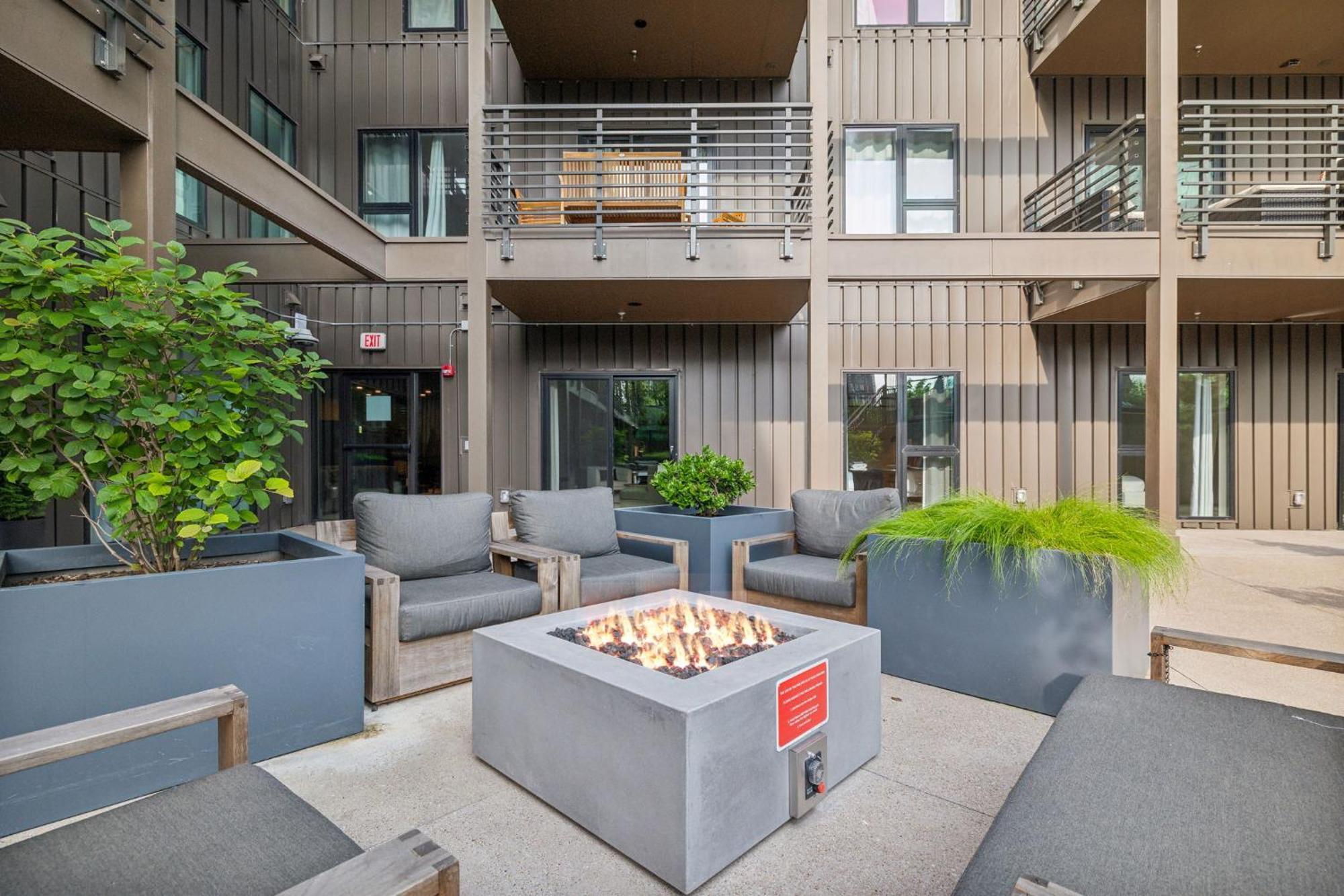 Walk To Broadway, Pool Access, Onsite Parking At Tequila Sunrise In Downtown Apartment *