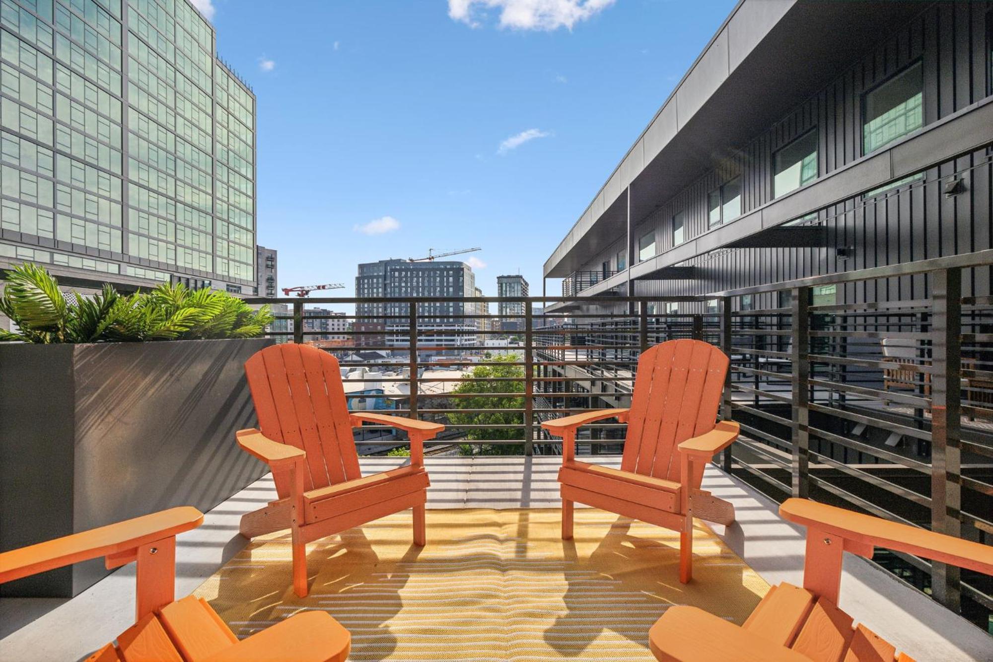 Apartment Walk To Broadway, Pool Access, Onsite Parking At Tequila Sunrise In Downtown Nashville