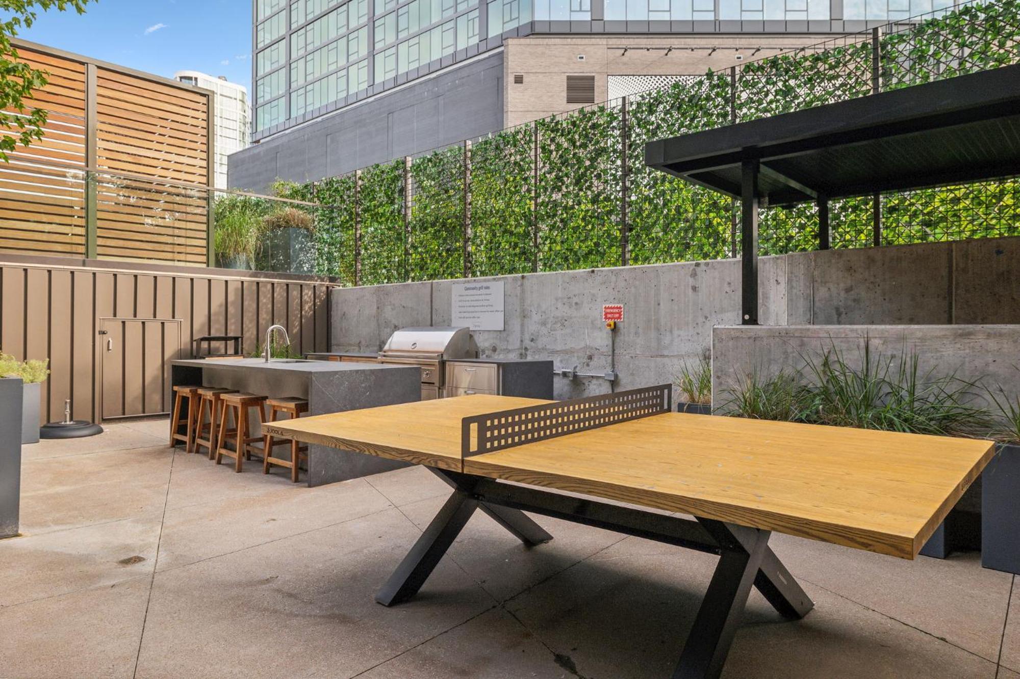 Apartment Walk To Broadway, Pool Access, Onsite Parking At Tequila Sunrise In Downtown