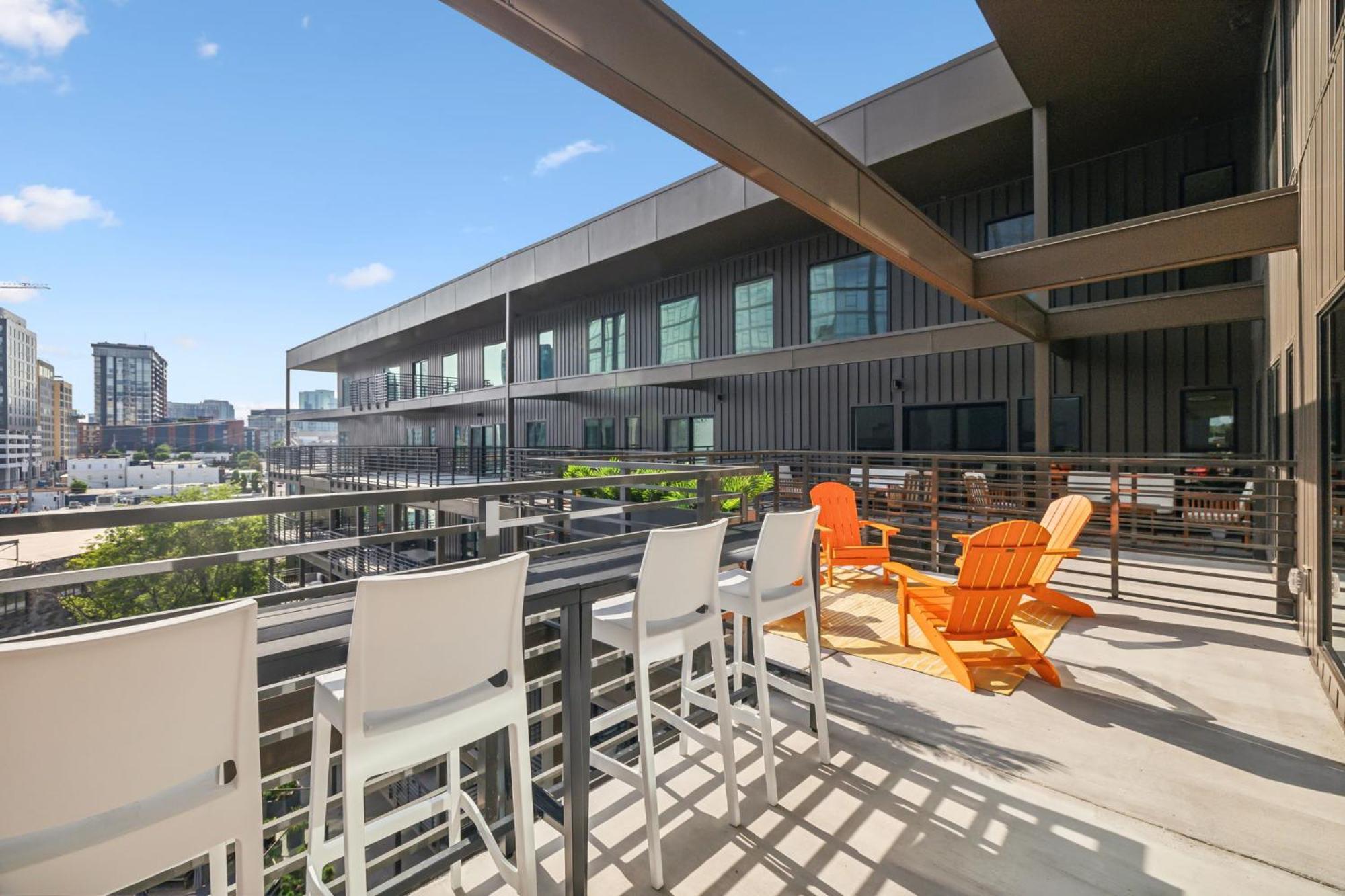 Apartment Walk To Broadway, Pool Access, Onsite Parking At Tequila Sunrise In Downtown Nashville