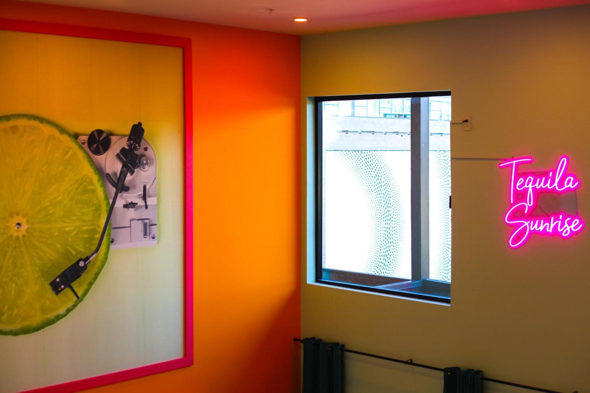 Apartment Walk To Broadway, Pool Access, Onsite Parking At Tequila Sunrise In Downtown *