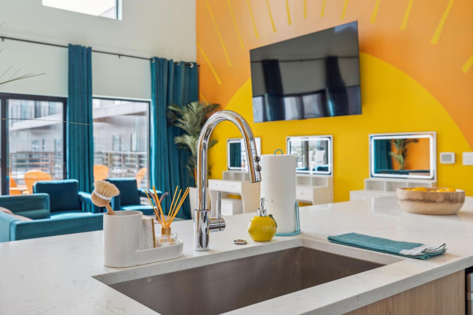 Apartment Walk To Broadway, Pool Access, Onsite Parking At Tequila Sunrise In Downtown Nashville