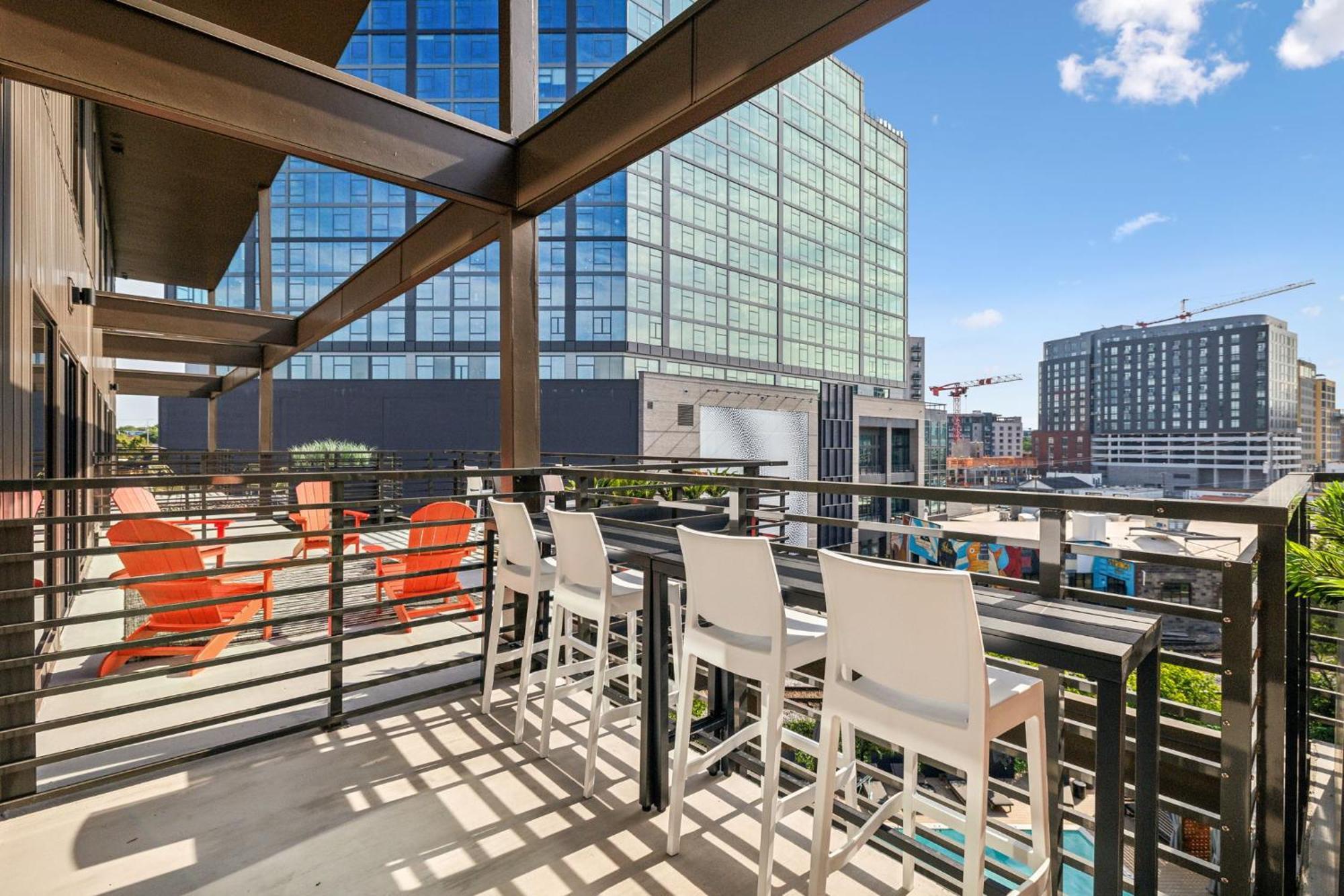 Apartment Walk To Broadway, Pool Access, Onsite Parking At Tequila Sunrise In Downtown