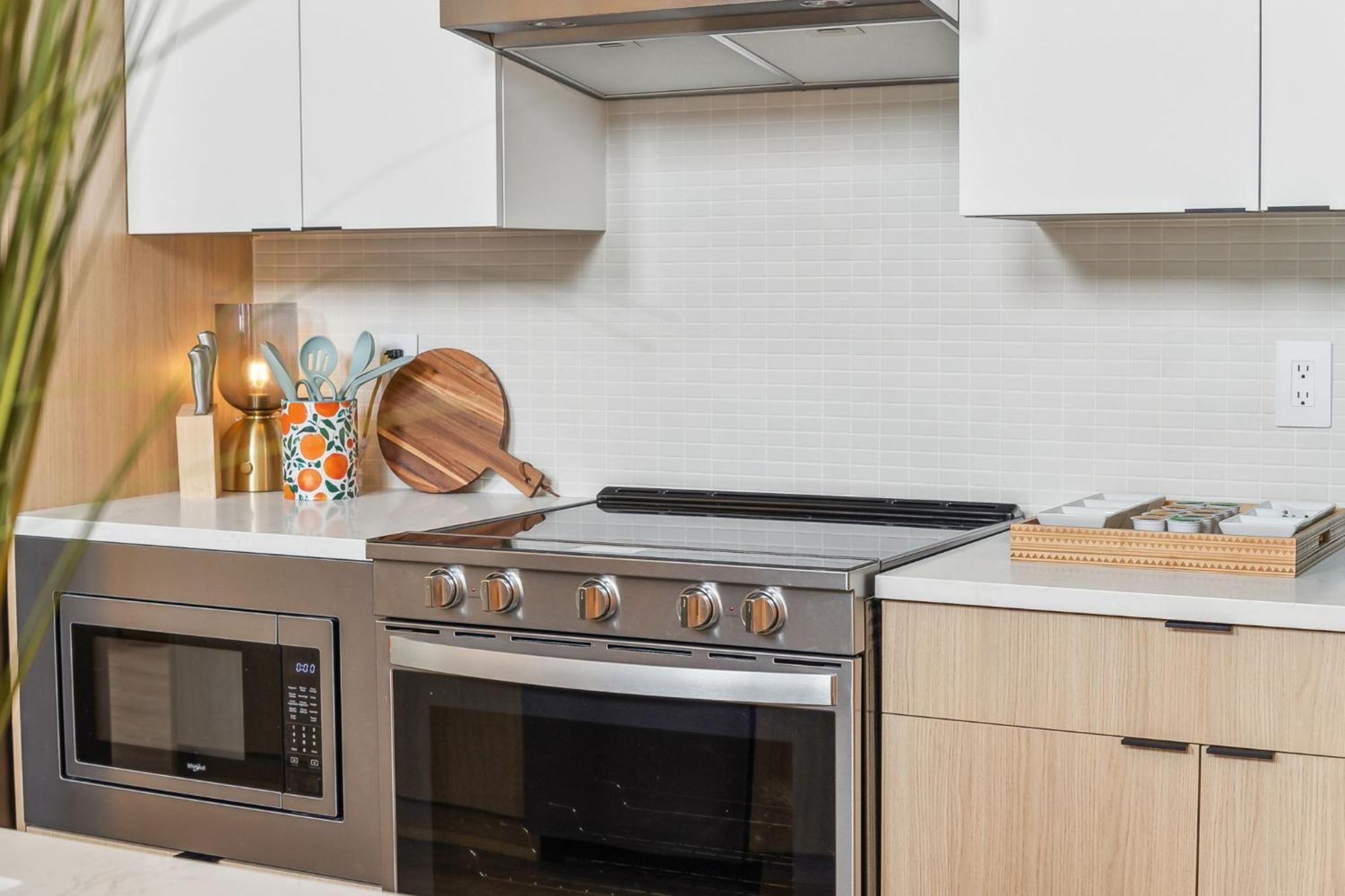 Apartment Walk To Broadway, Pool Access, Onsite Parking At Tequila Sunrise In Downtown Nashville