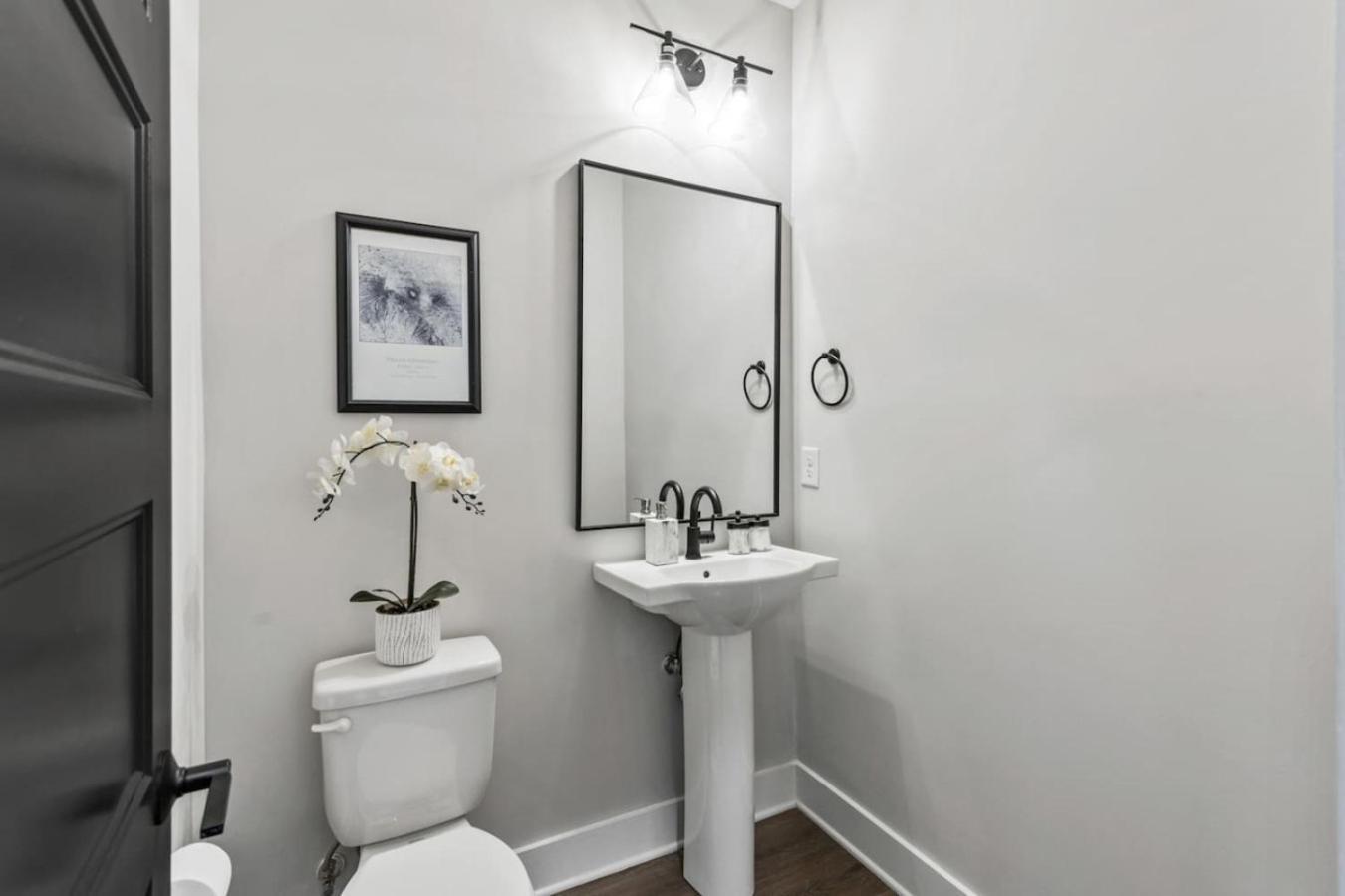 Luxe With Gated Parking Private Balcony And 4 Miles To Downtown *