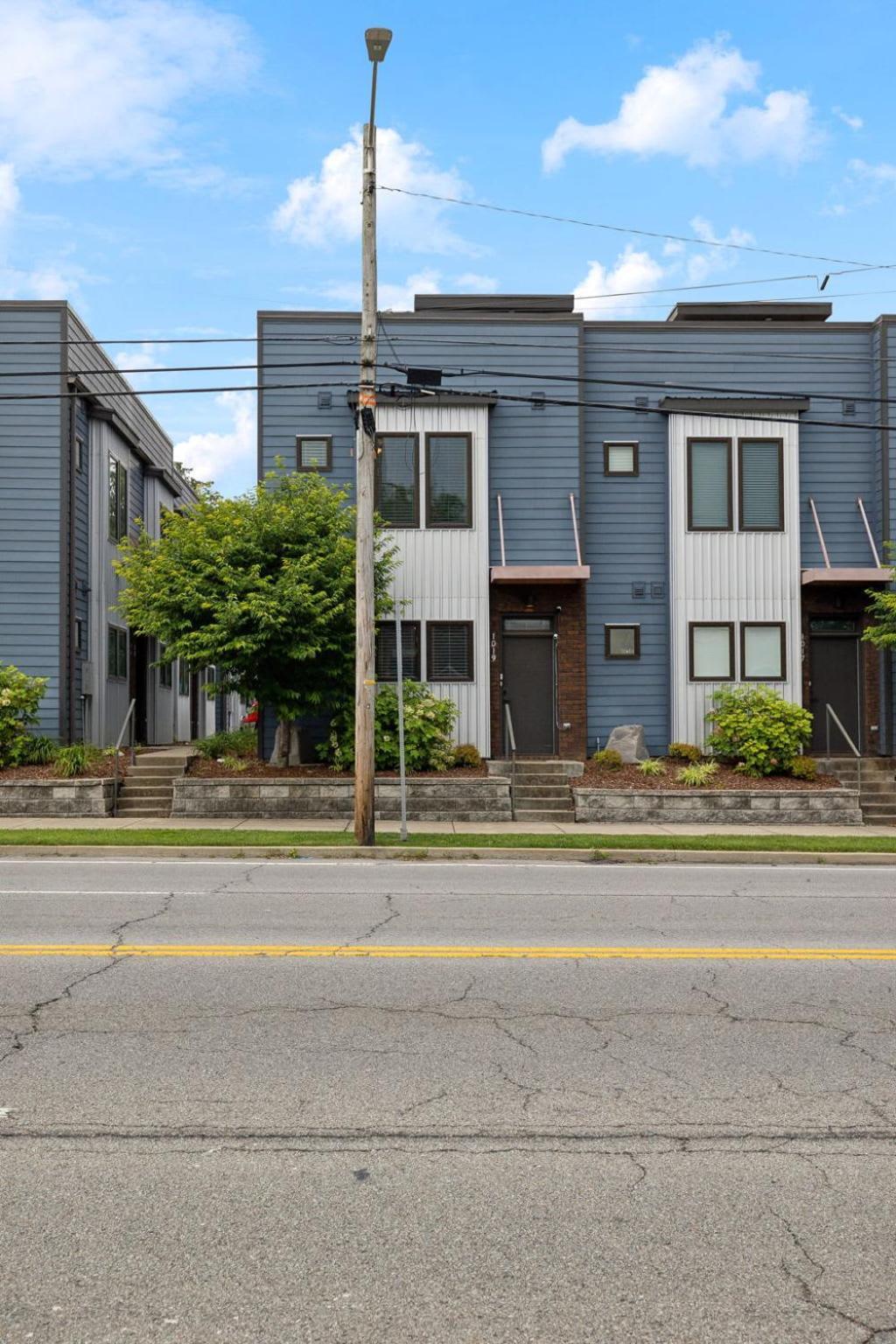Modern 3-story Townhome W Rooftop & Views