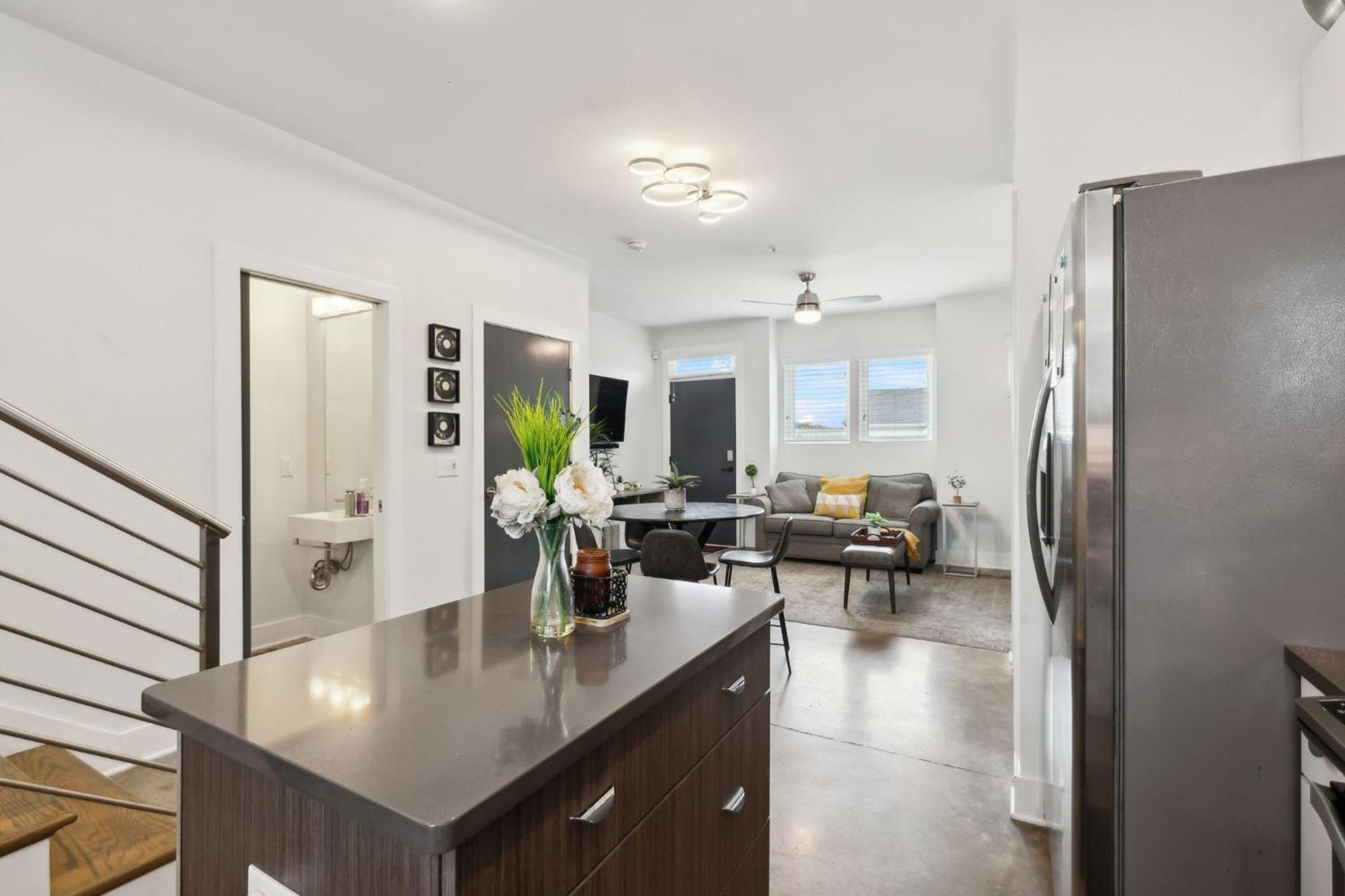 Modern 3-story Townhome W Rooftop & Views Holiday home *