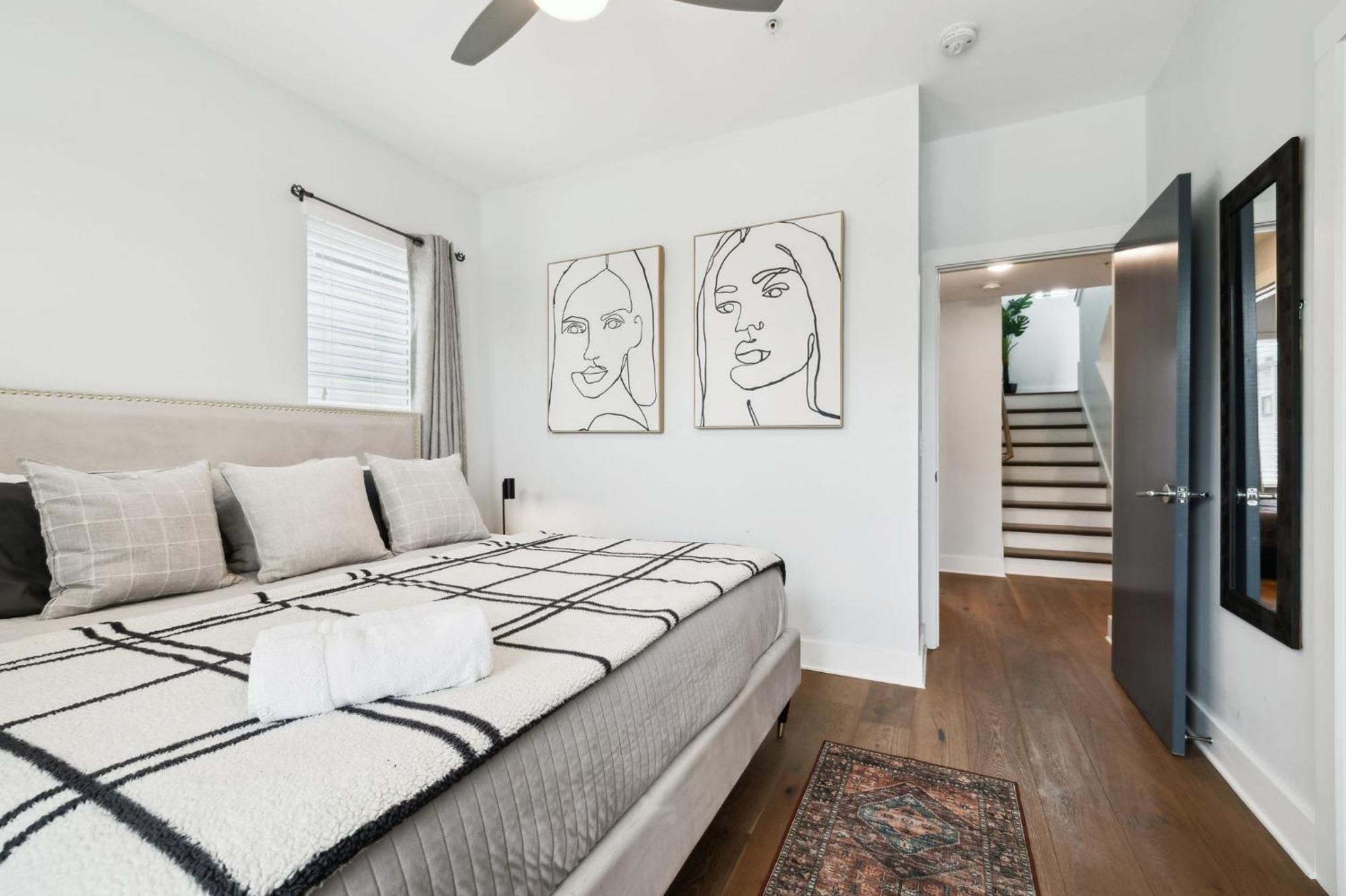Holiday home Modern 3-story Townhome W Rooftop & Views *