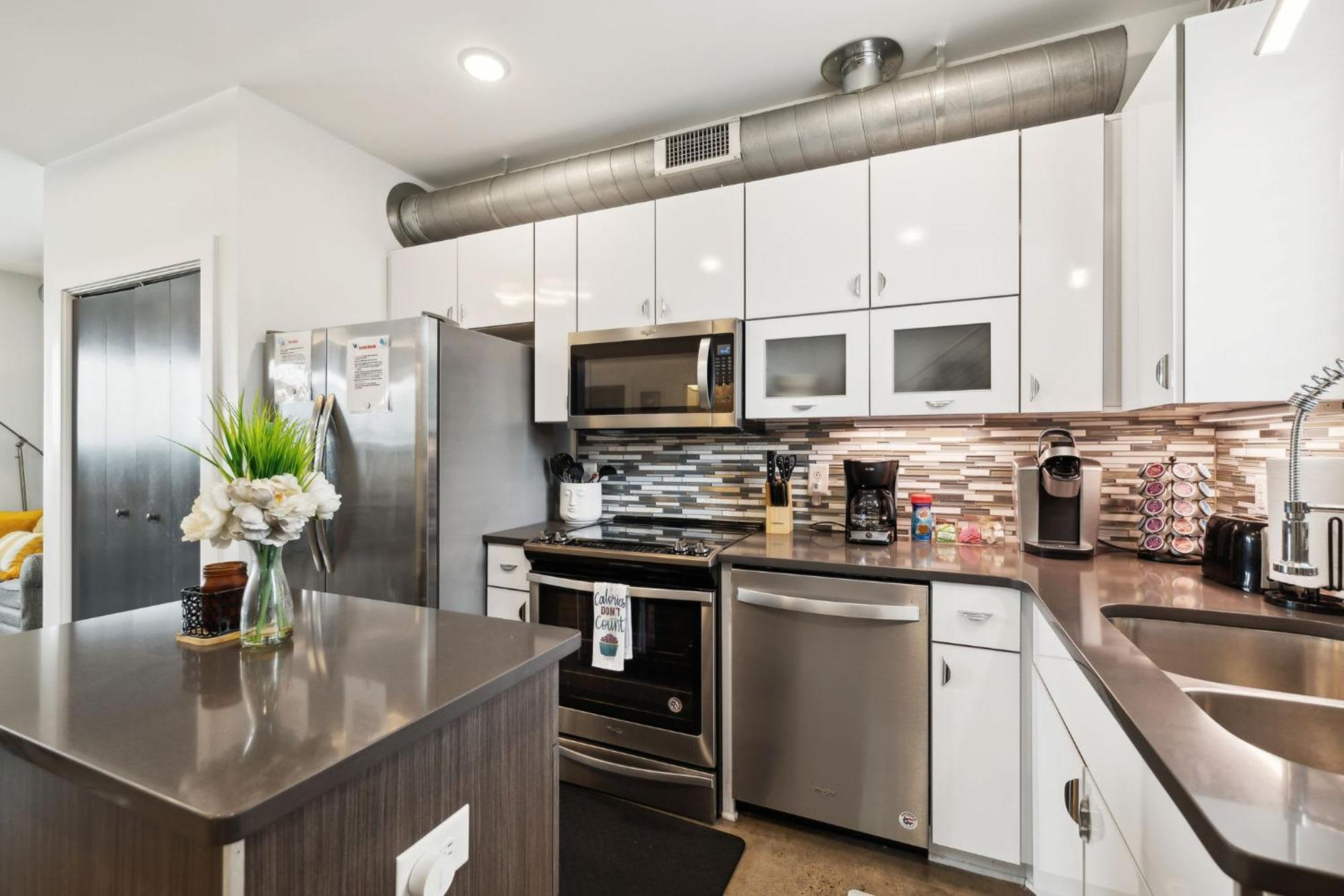 Modern 3-story Townhome W Rooftop & Views
