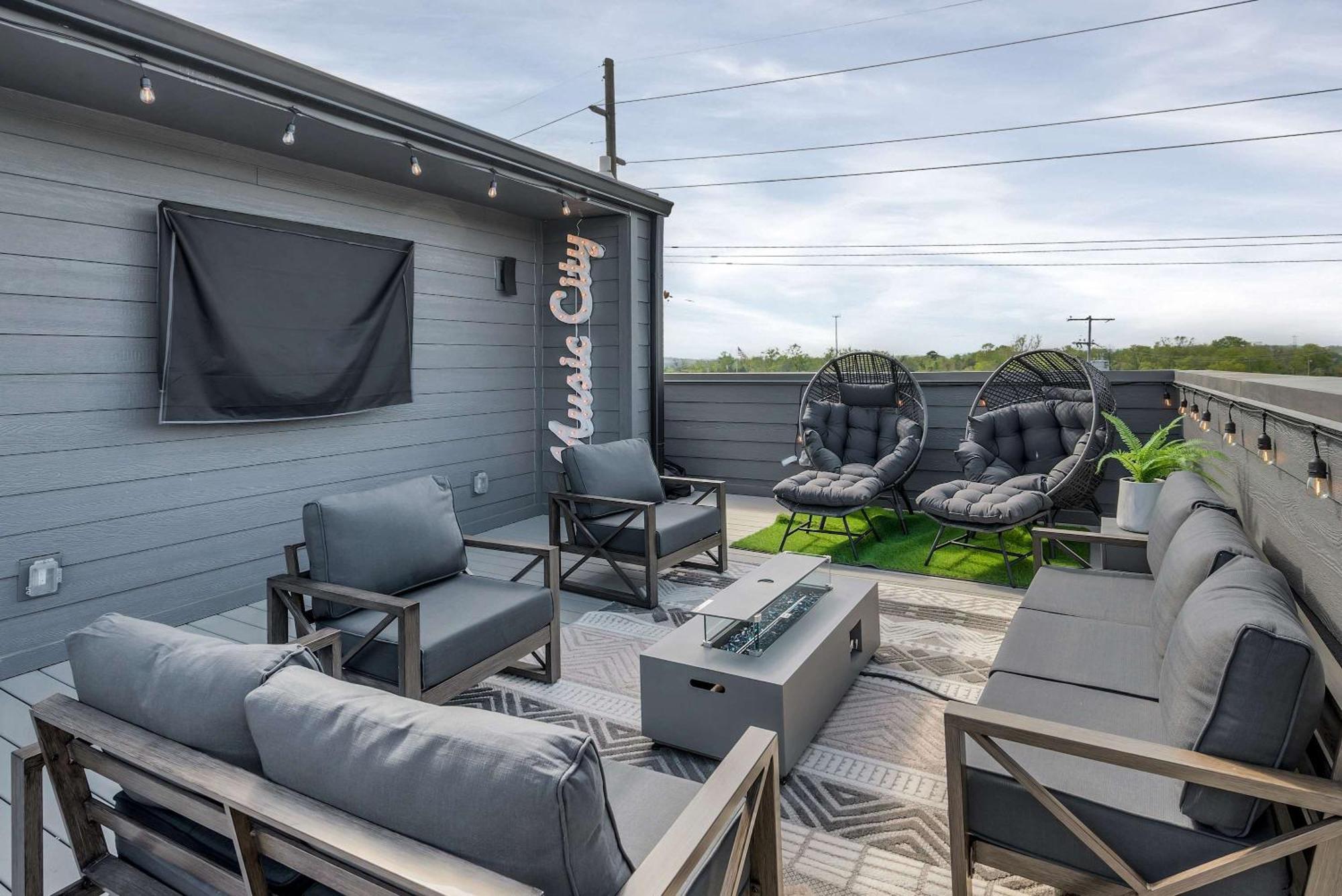 Holiday home New Iconic Duo 2 Homes & Rooftop Vibes *