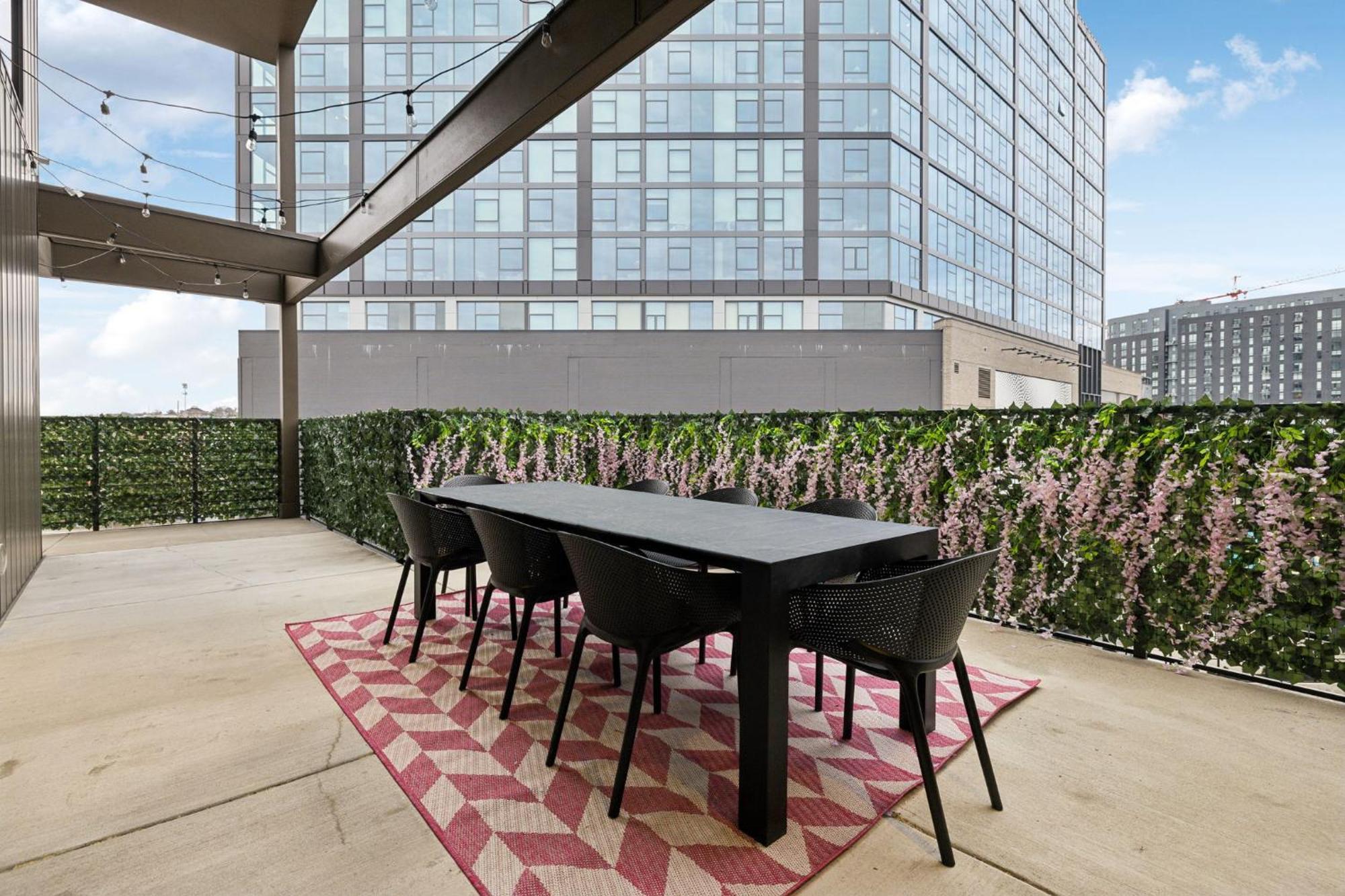 Diamonds Are Forever Bridal In Downtown Nash Walk To Broadway, Heated Pool, Gym, Parking *