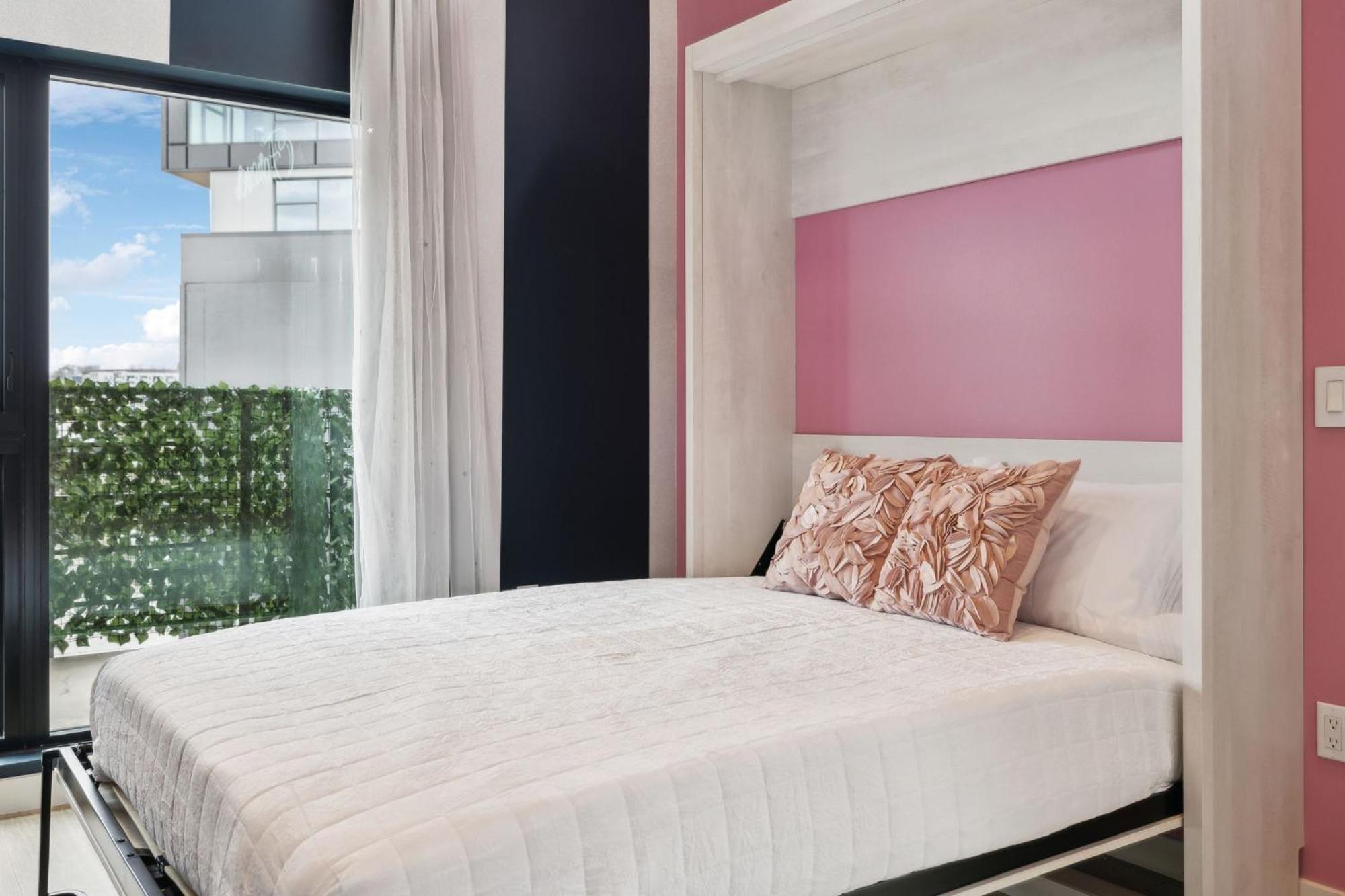 Diamonds Are Forever Bridal In Downtown Nash Walk To Broadway, Heated Pool, Gym, Parking Apartment Nashville