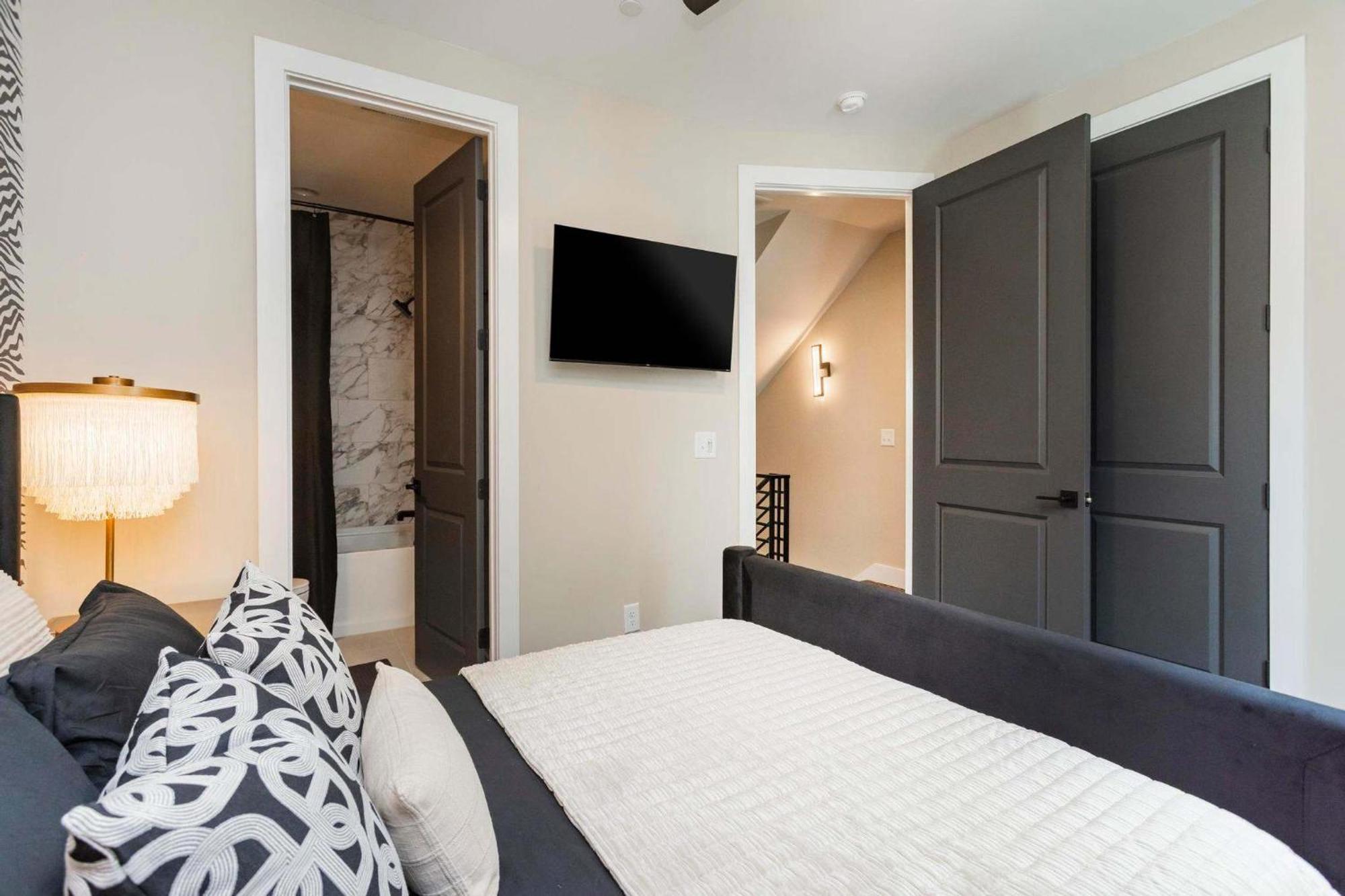 Brand New Elegance Rooftop Views Of *