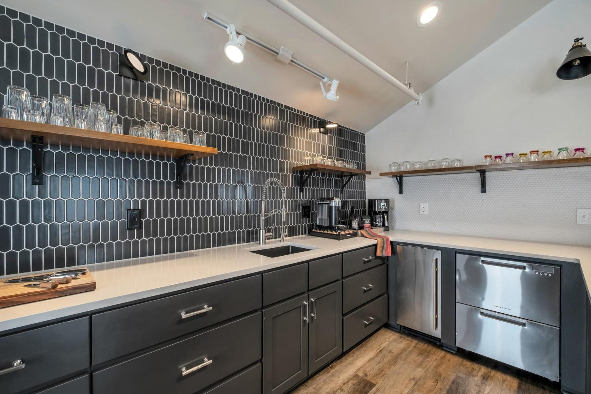 Skyline With Penthouse & Rooftop Deck 6br By Maddox Apartment *