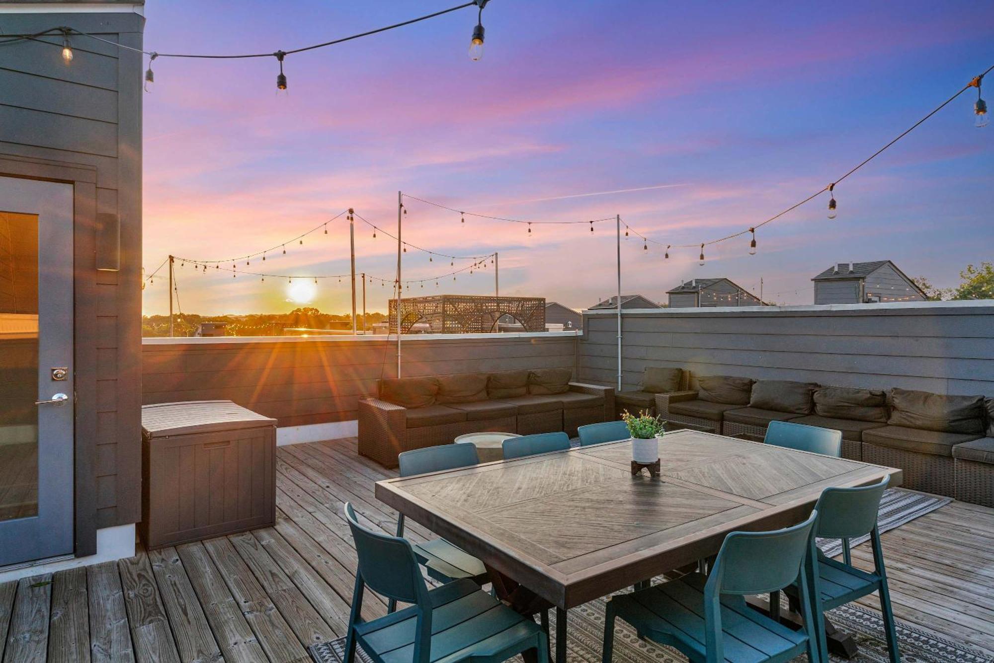 Rooftop Deck 2 Car Garage Near Downtown Holiday home