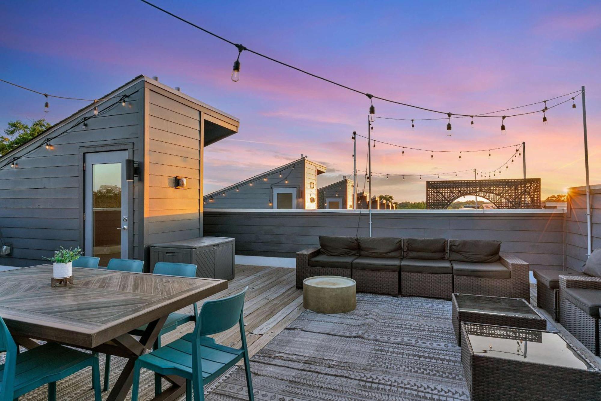 Rooftop Deck 2 Car Garage Near Downtown