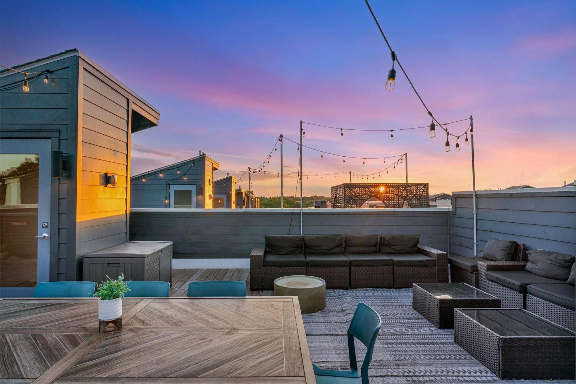 Rooftop Deck 2 Car Garage Near Downtown *