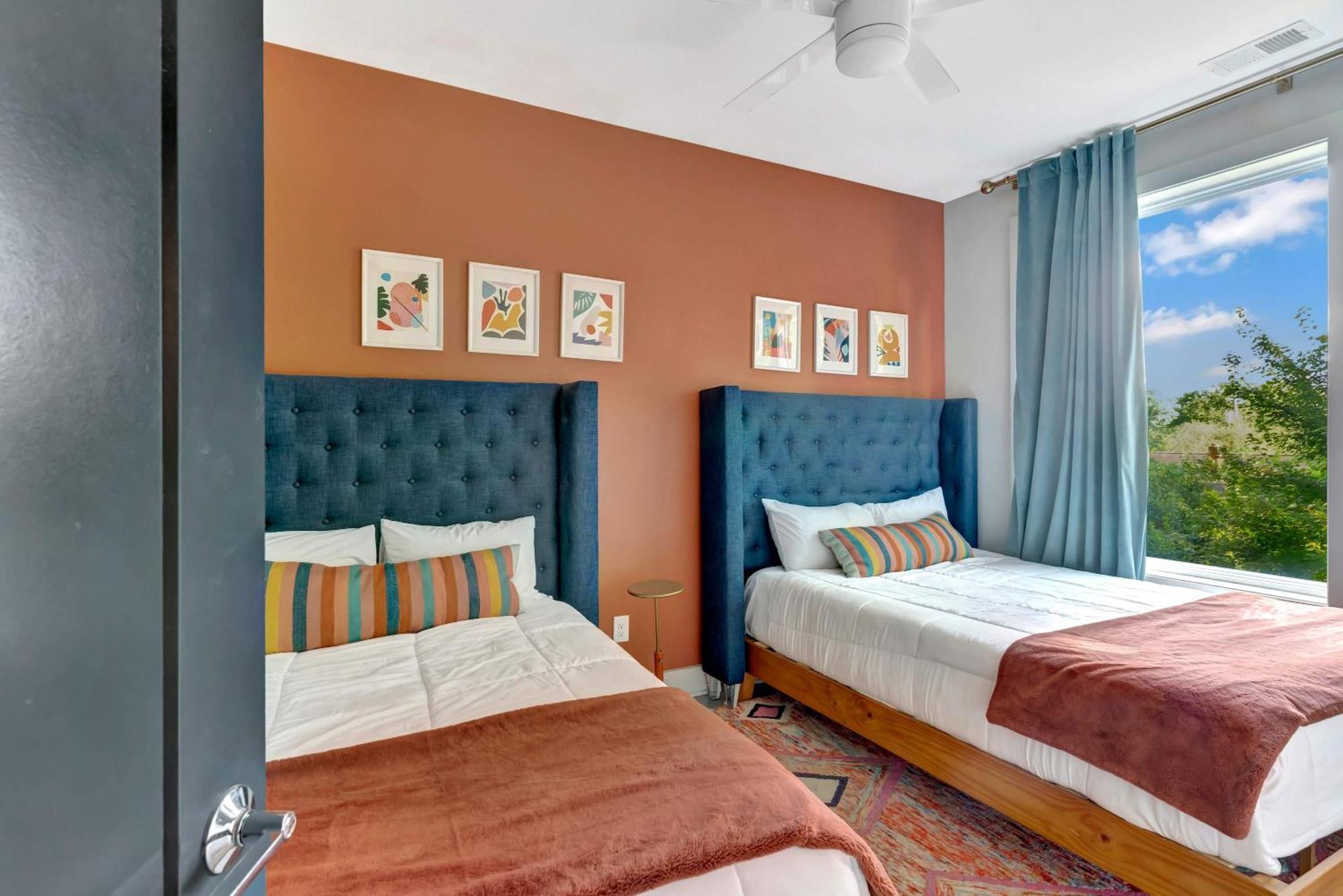 Rooftop Deck 2 Car Garage Near Downtown Holiday home Nashville