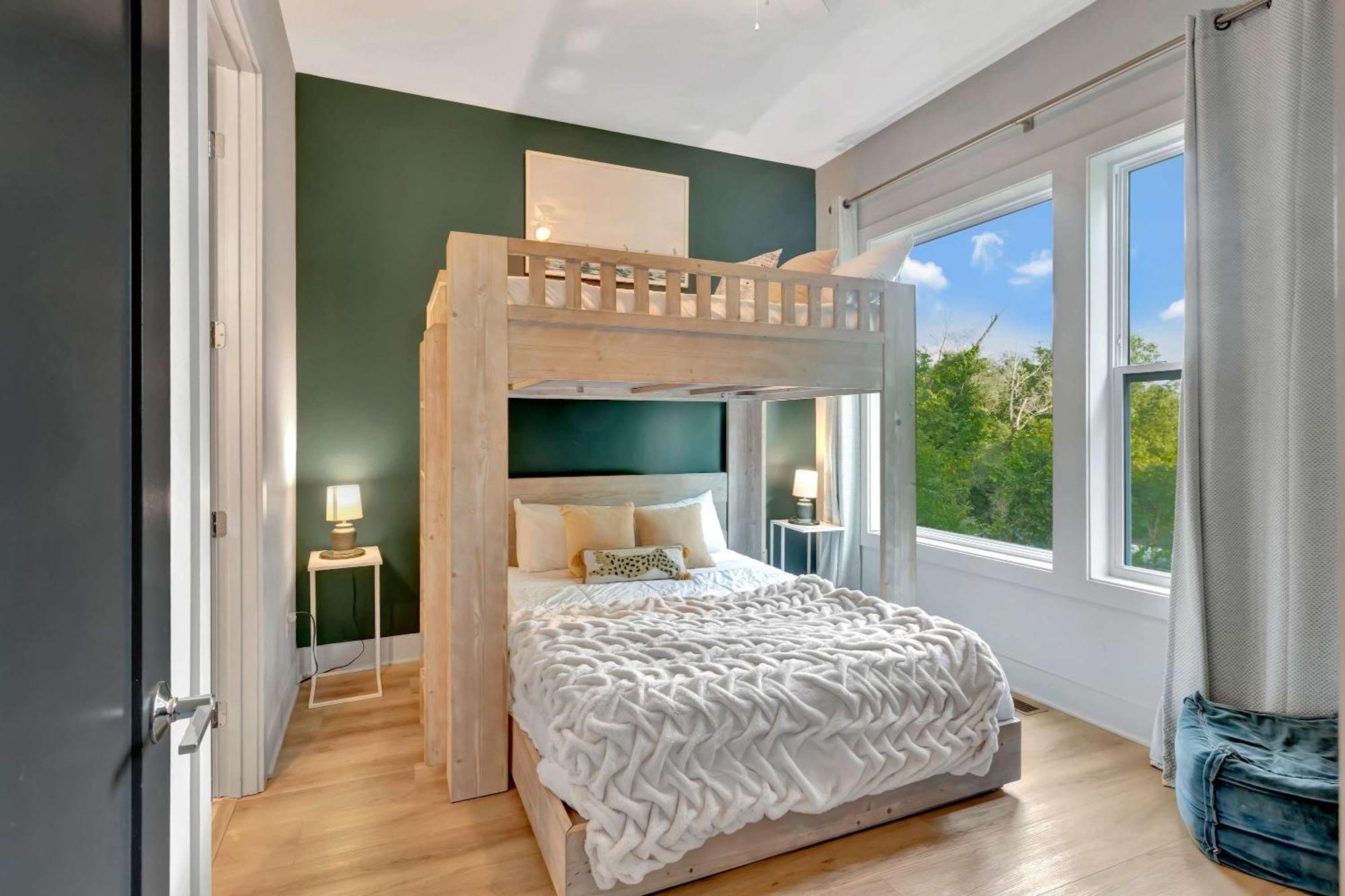 Rooftop Deck 2 Car Garage Near Downtown Holiday home *