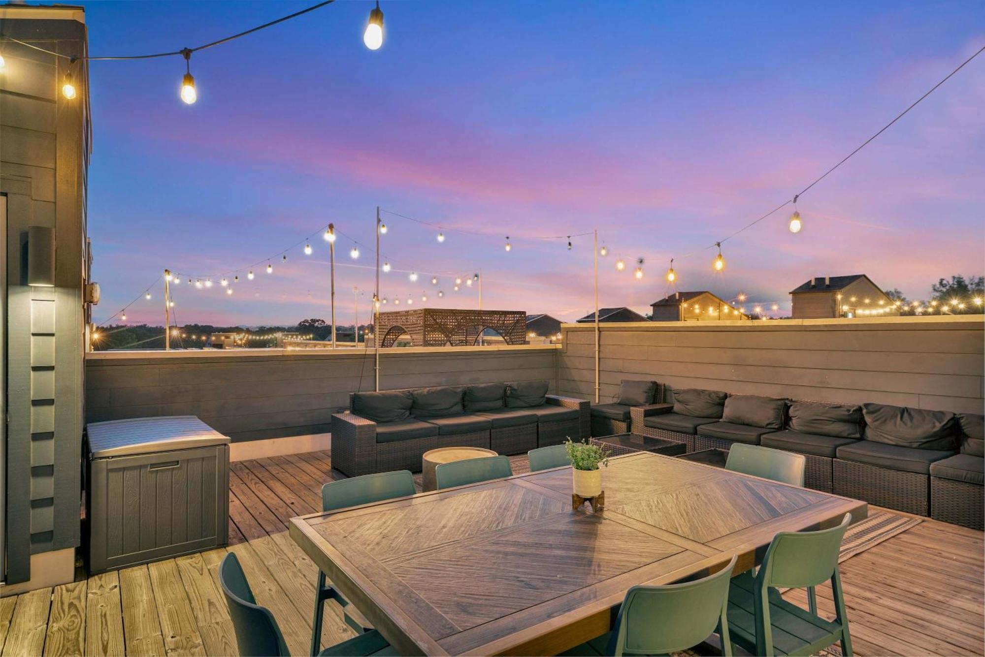 Rooftop Deck 2 Car Garage Near Downtown