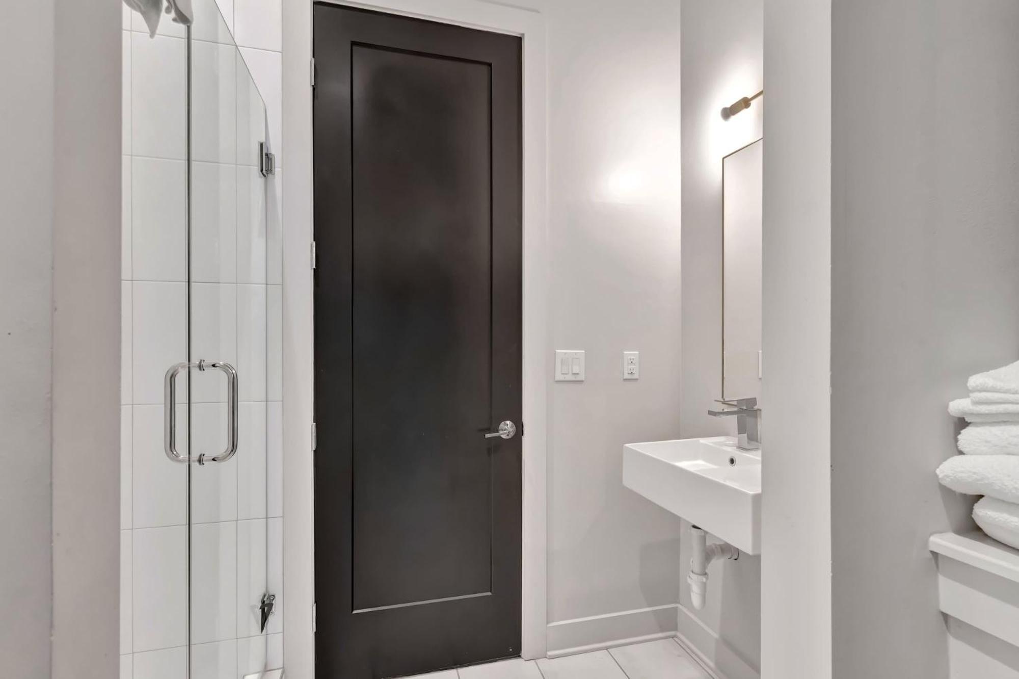 Rooftop Deck 2 Car Garage Near Downtown *