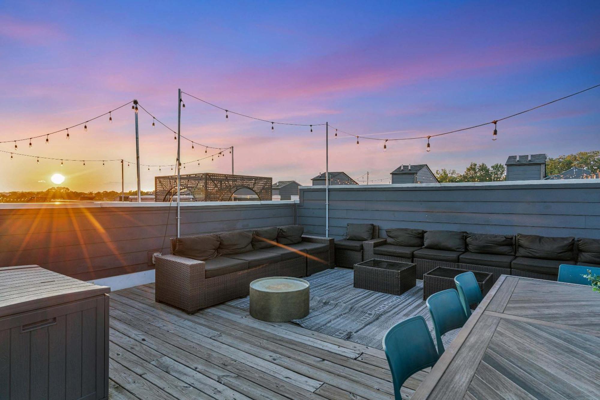 Holiday home Rooftop Deck 2 Car Garage Near Downtown