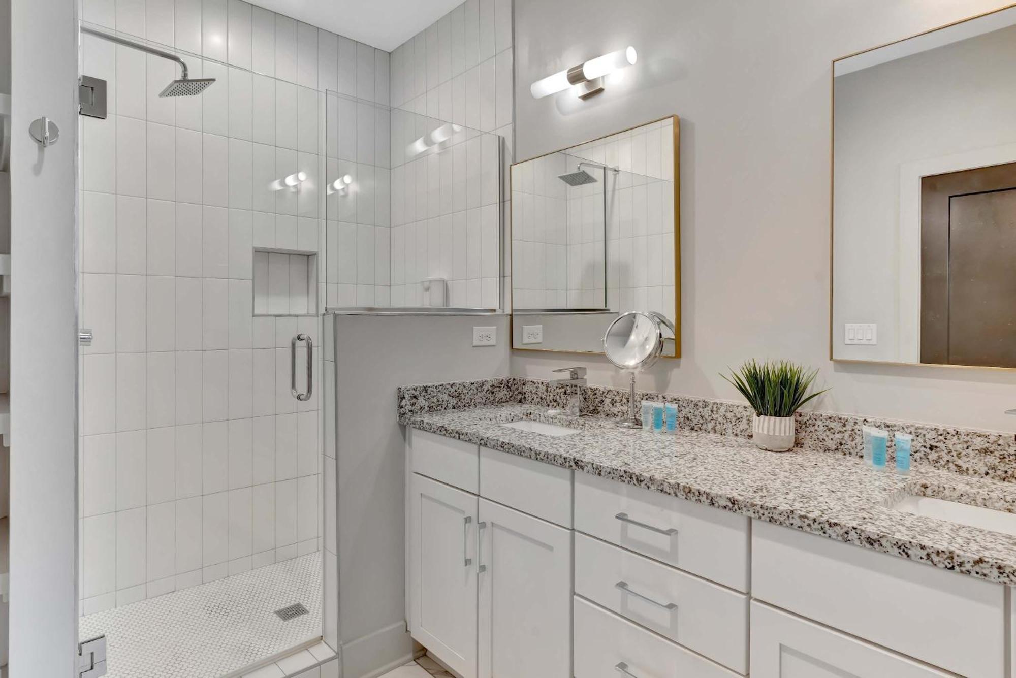 Holiday home Rooftop Deck 2 Car Garage Near Downtown *