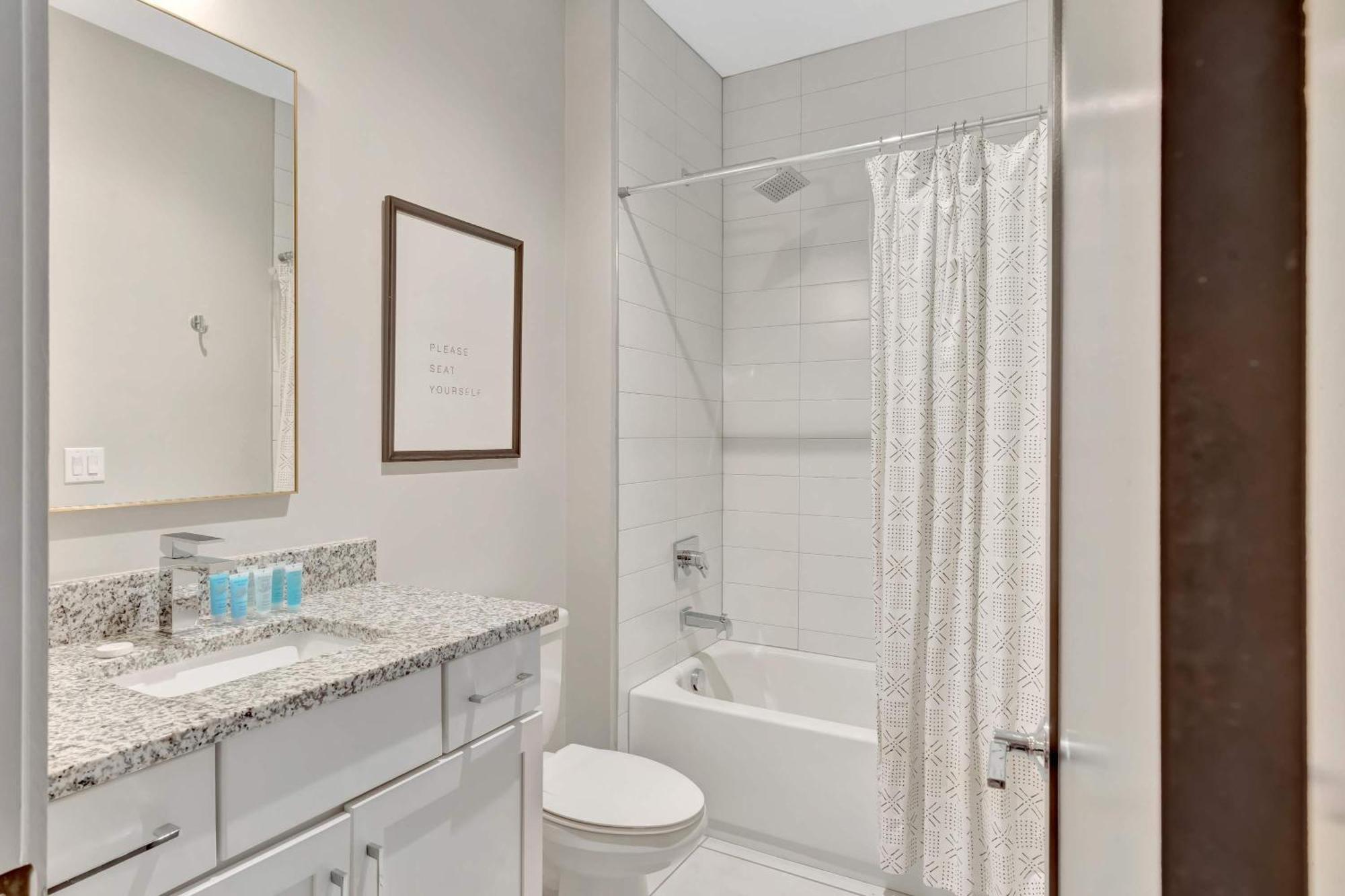 Rooftop Deck 2 Car Garage Near Downtown Holiday home