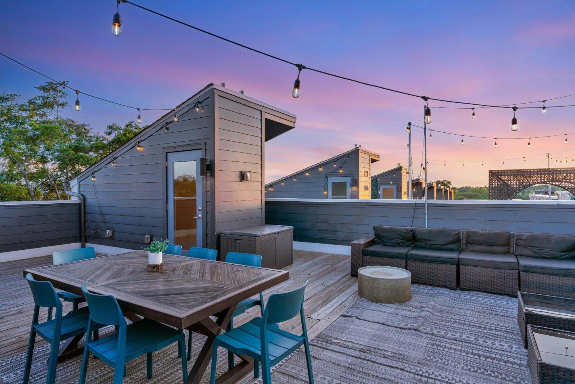 Rooftop Deck 2 Car Garage Near Downtown Holiday home Nashville
