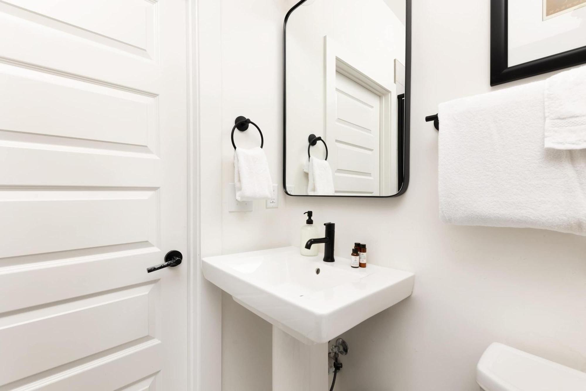 The Camellia - Rooftop Patio & Dog Friendly! *