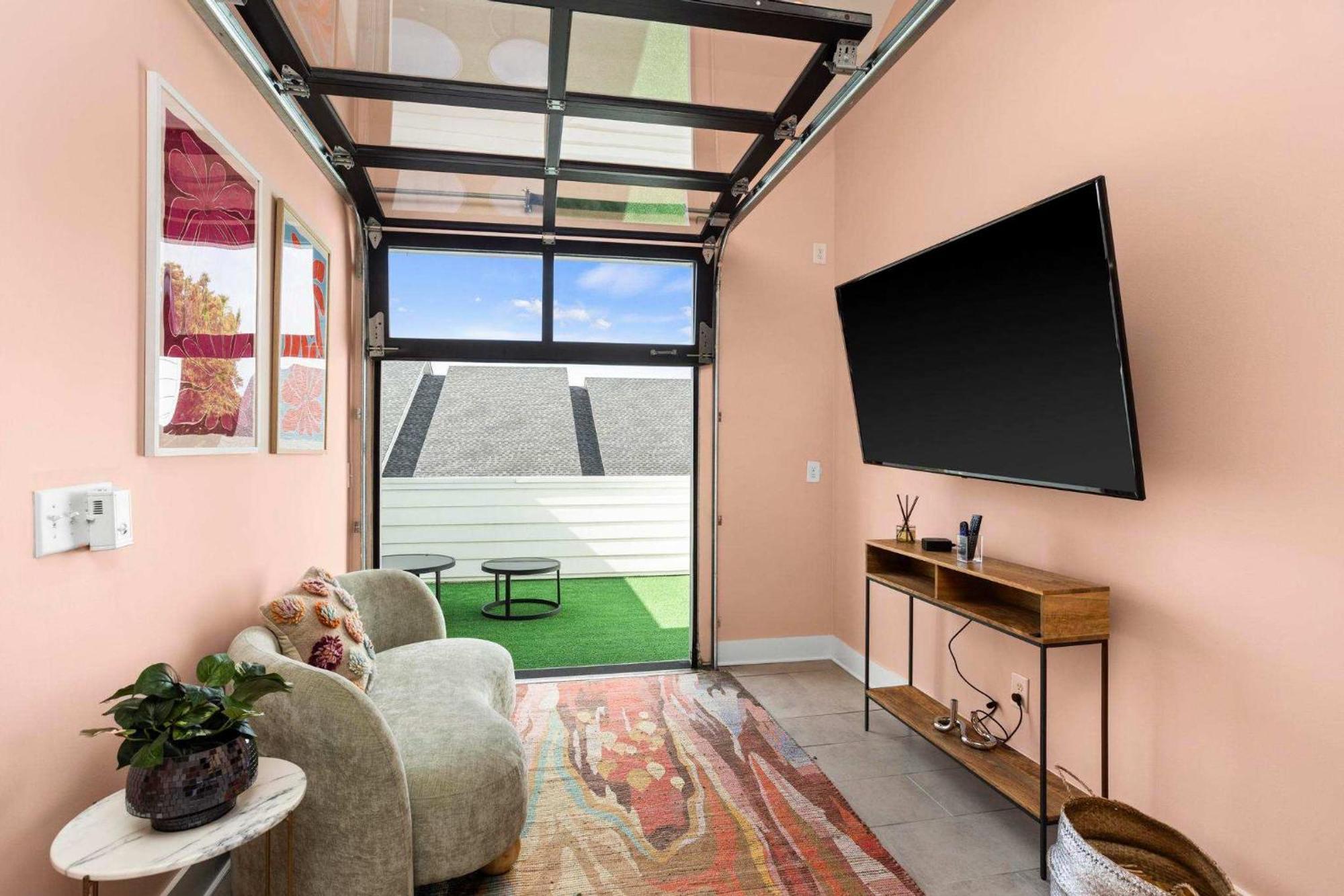 Play At 8th & Argyle Elite Vacation Spot Apartment *
