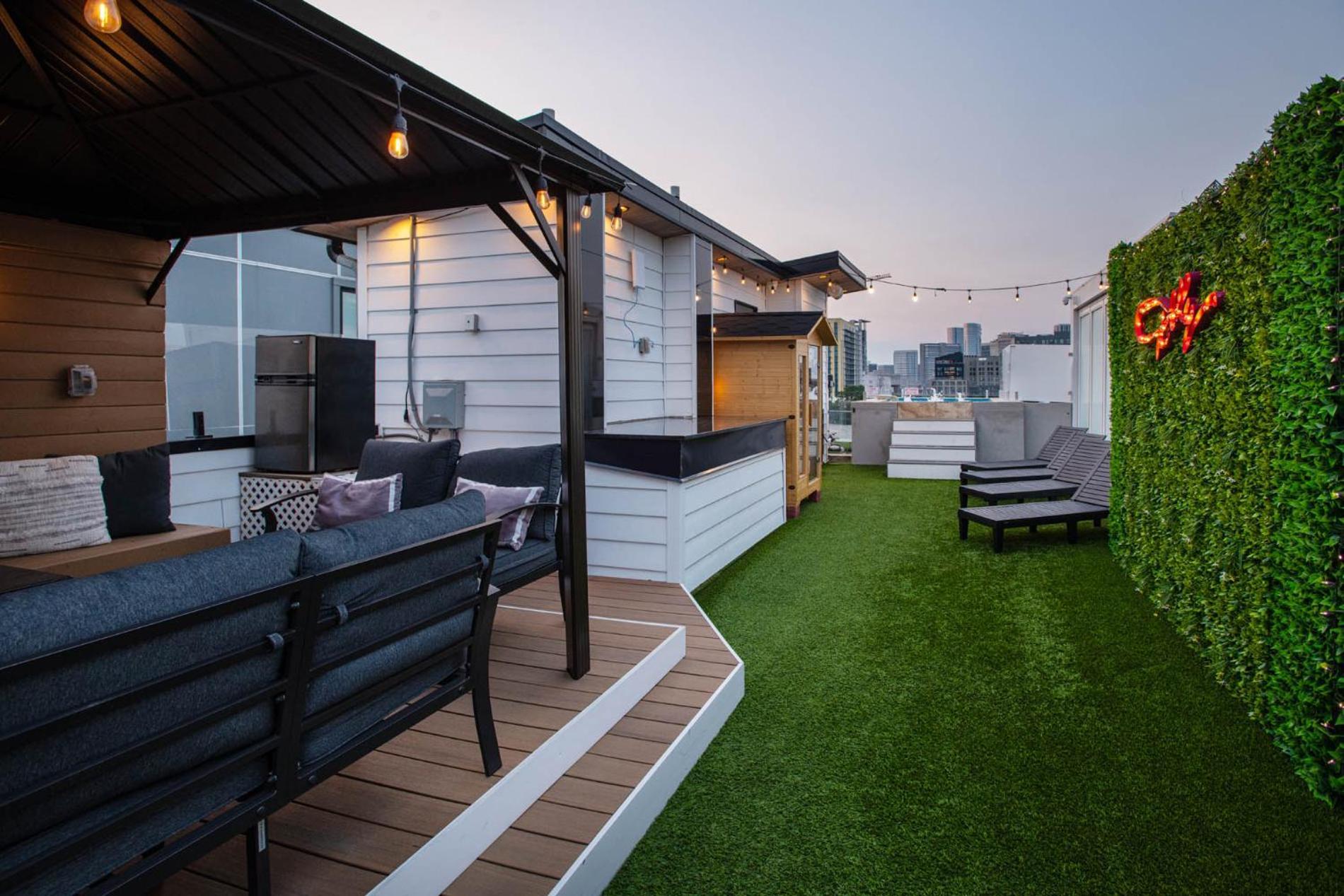 Skyline Views - Rooftop Pool - Maximum Luxury