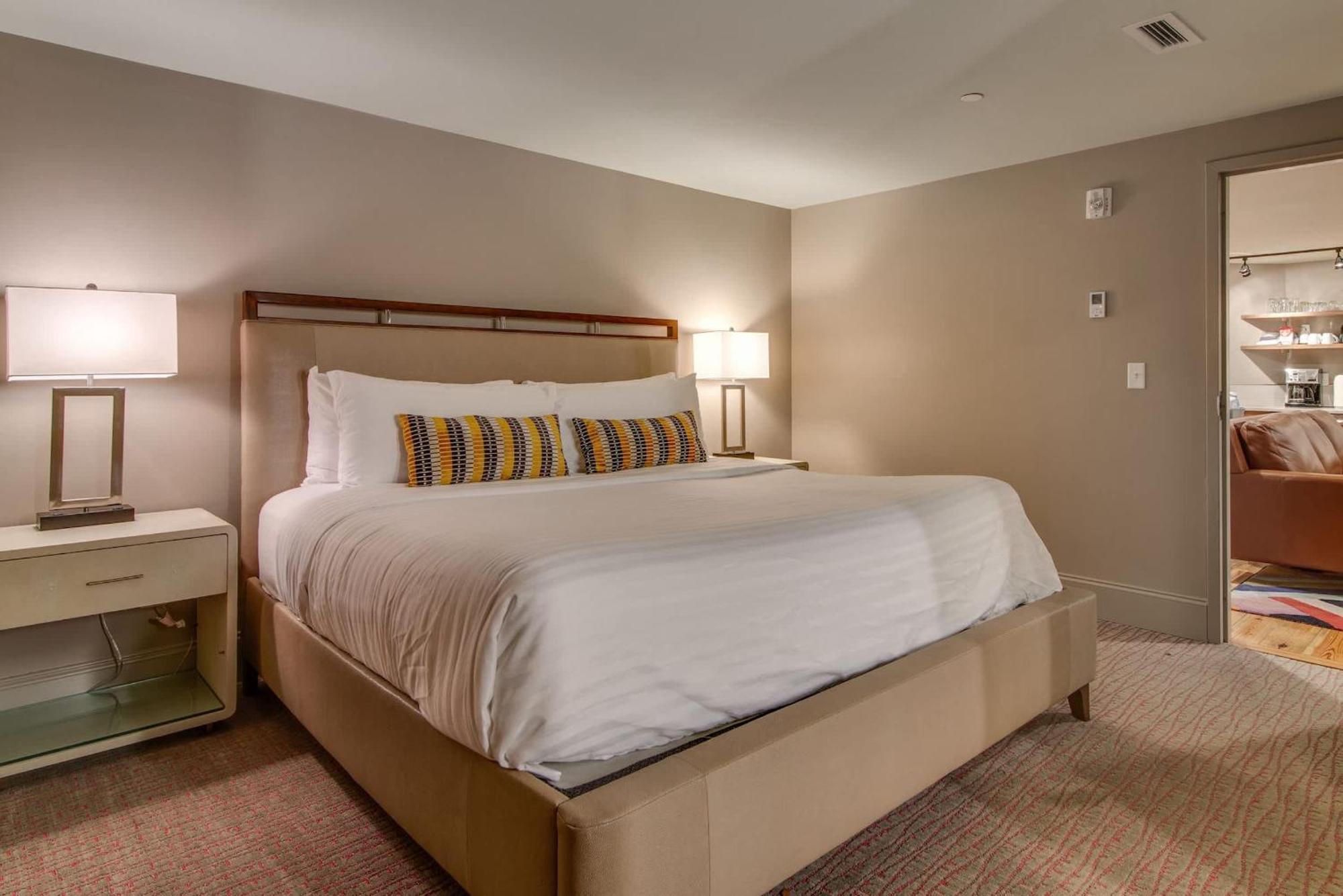 Comfy Family Retreat For 4 In Dt Walk To Broadway Holiday home Nashville