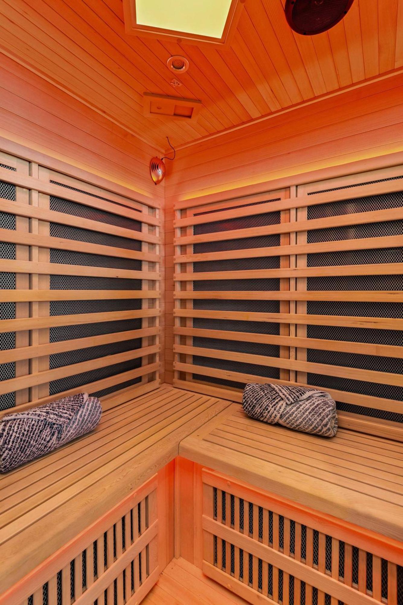 Holiday home Hill House | Walk To Gulch! Sauna, Hot Tub, Gym! *