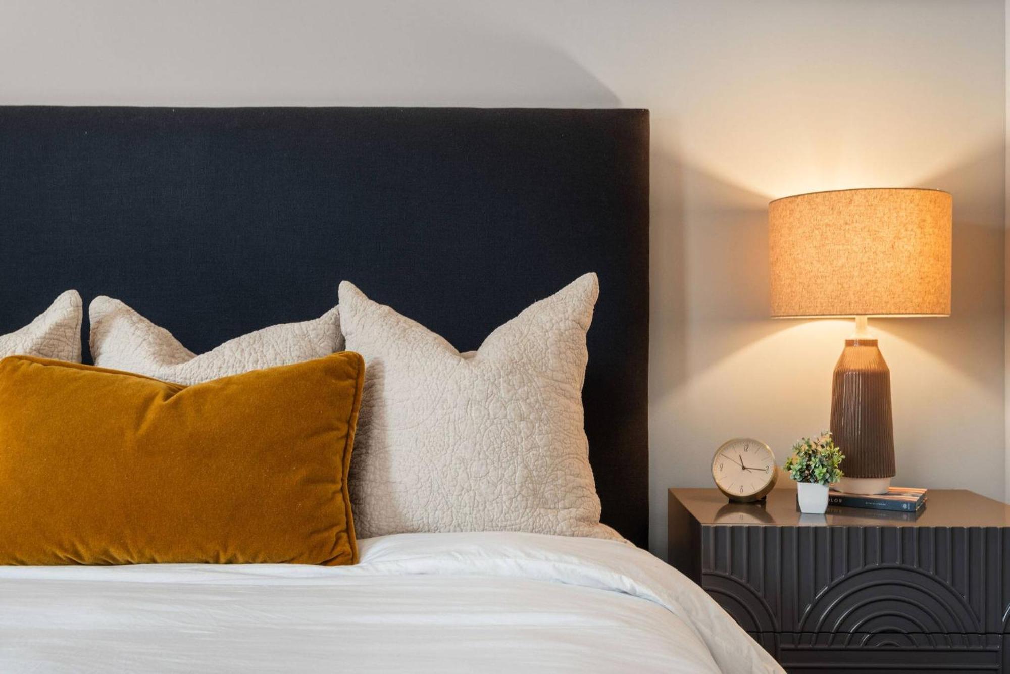Hill House | Walk To Gulch! Sauna, Hot Tub, Gym! Holiday home Nashville