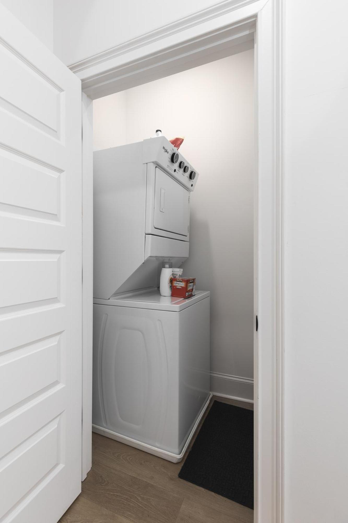 With Free Parking, 3 Mi Downtown & Stadium, By Coffee *