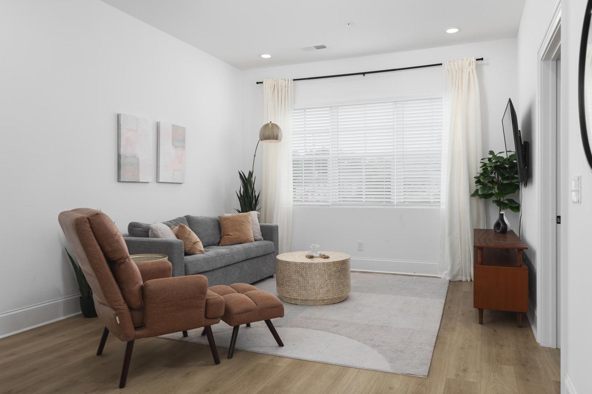 With Free Parking, 3 Miles Downtown, Near Restaurants Apartment