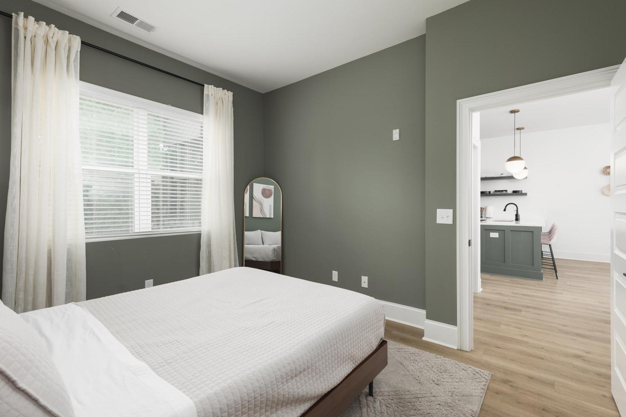 With Free Parking, 3 Miles Downtown, Near Restaurants Apartment Nashville