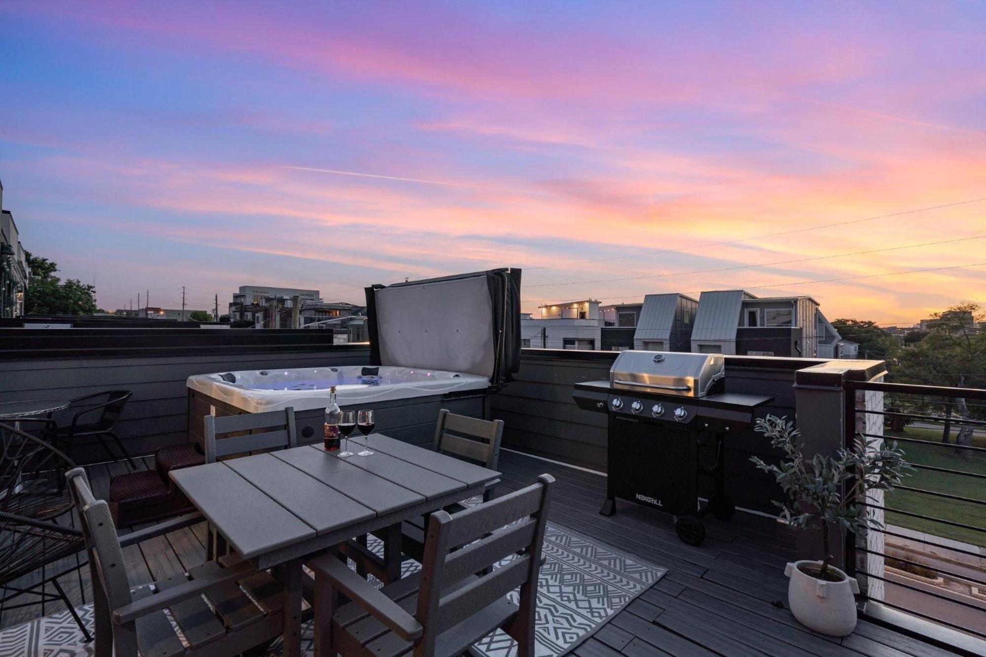 Luxe-cowboy Country-patio Hot Tub-downtown Living *