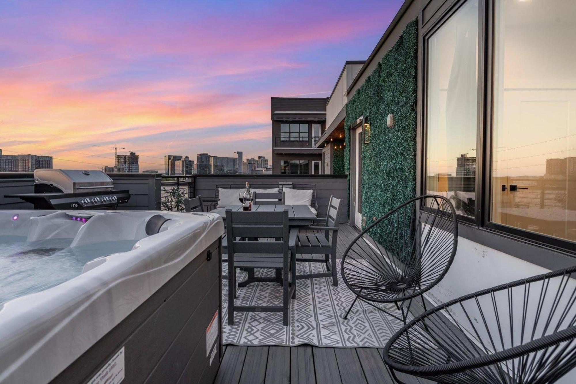 Holiday home Luxe-cowboy Country-patio Hot Tub-downtown Living *