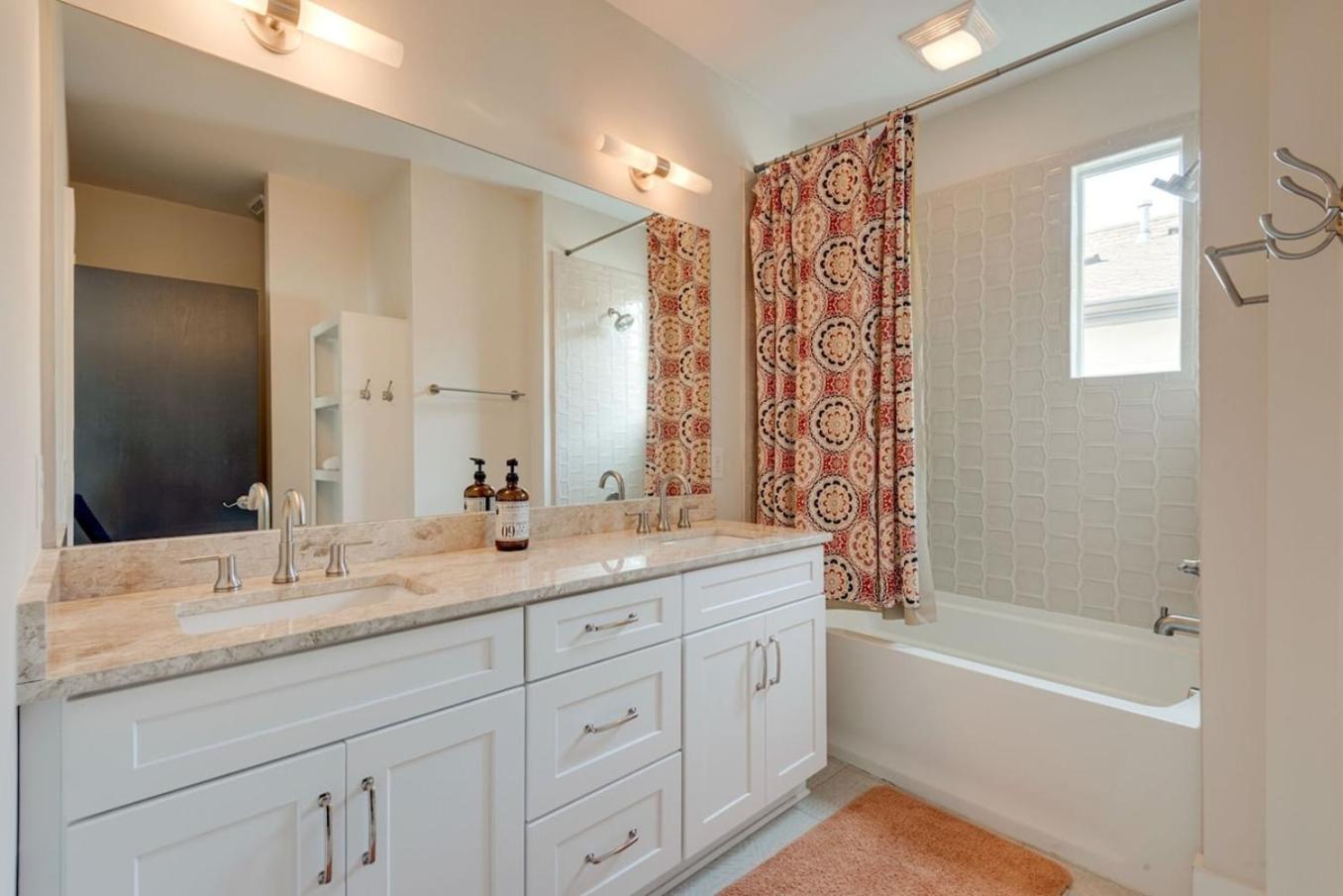 12 South Charmer 3 Bedroom With Rooftop Patio Holiday home