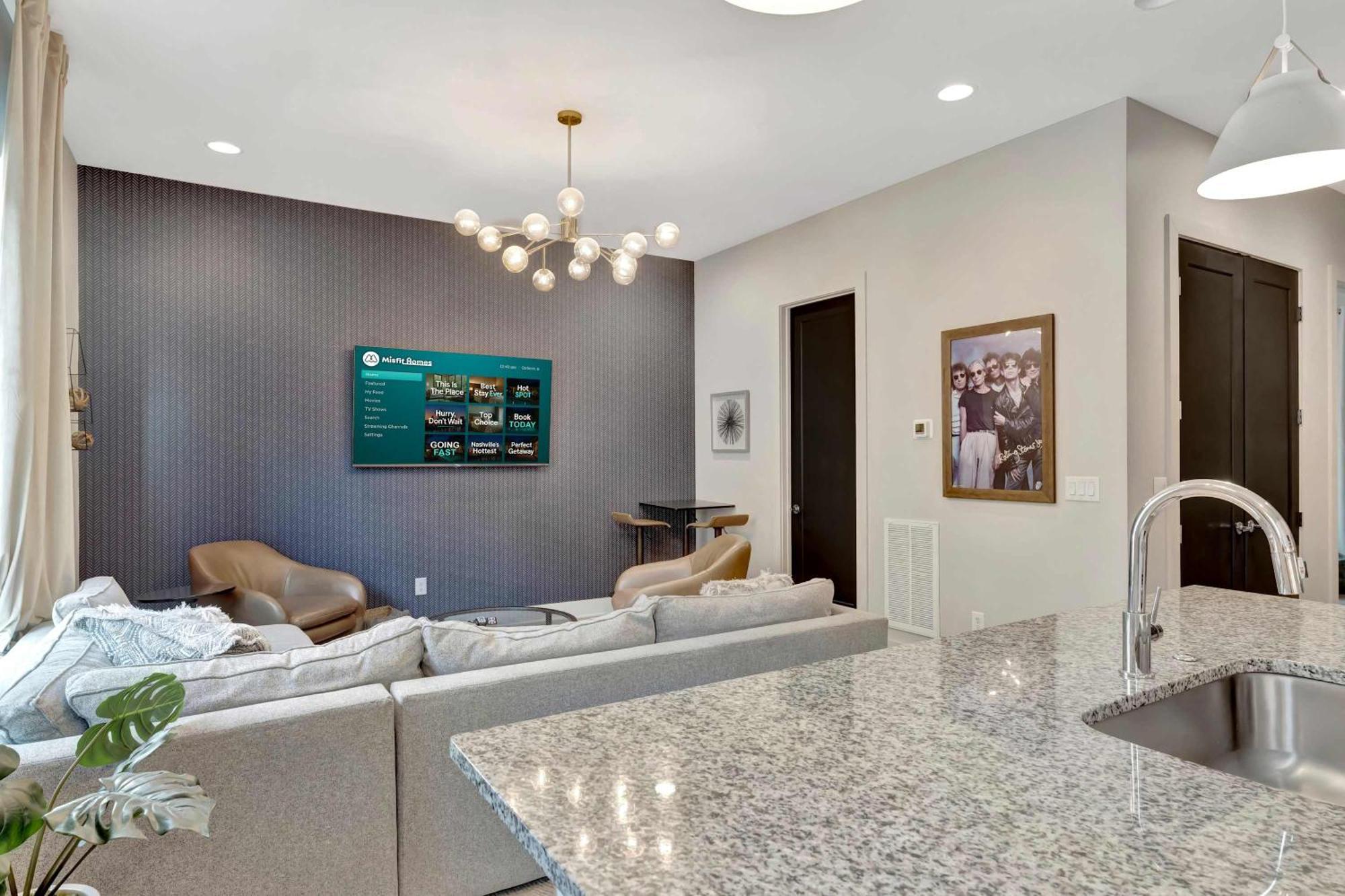 Holiday home Rooftop Deck 2 Car Garage Near Downtown *