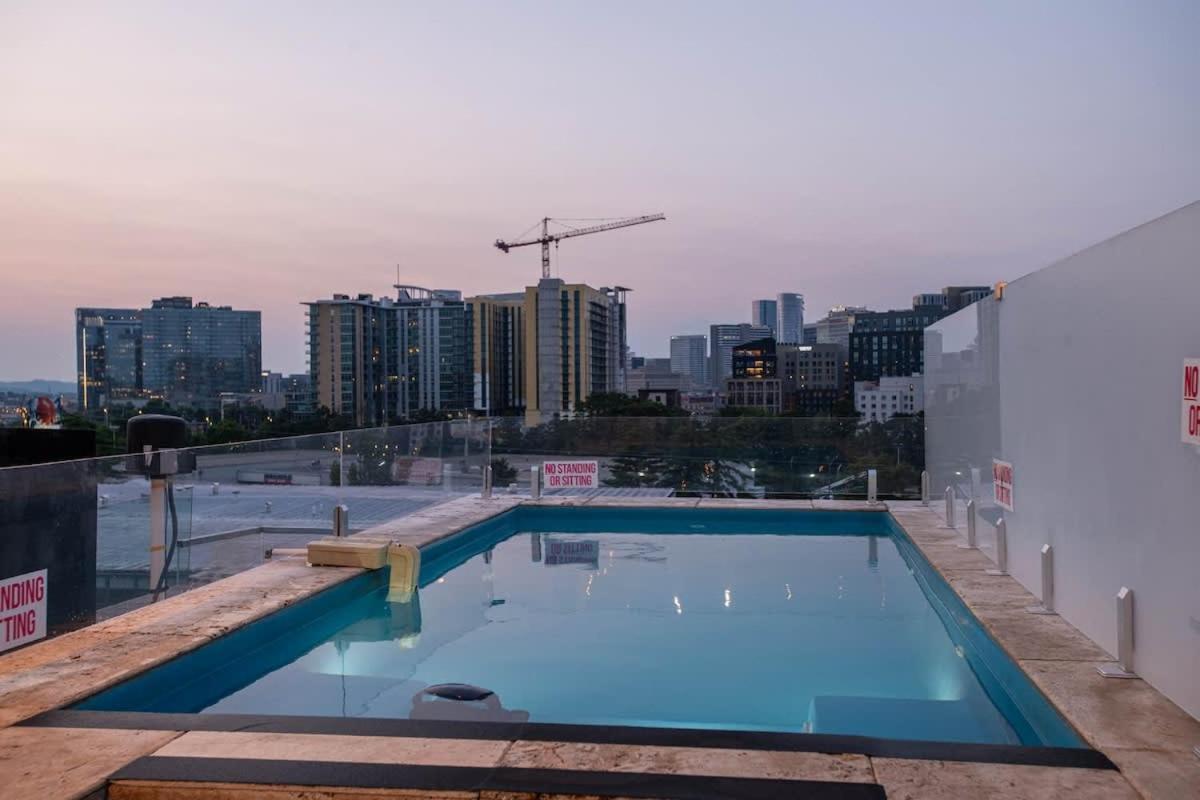 Skyline Views - Rooftop Pool - Maximum Luxury Holiday home *