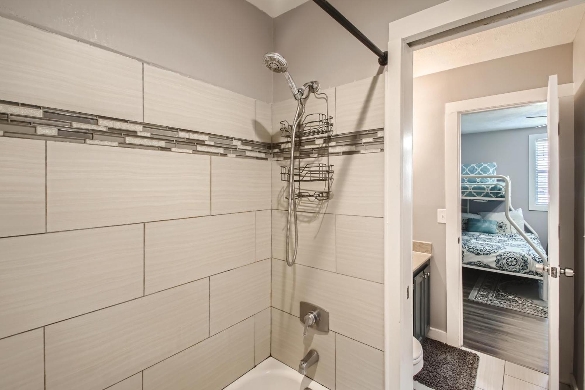 3 Units - Sleeps 24 - Mins To Downtown And Airport *