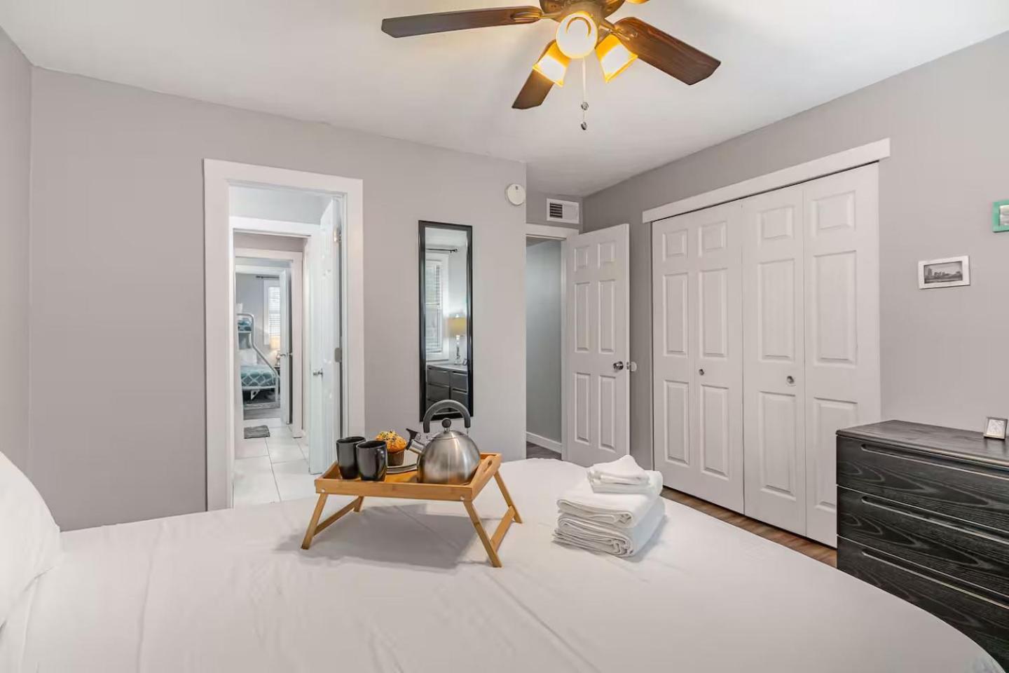 3 Units - Sleeps 24 - Mins To Downtown And Airport Apartment