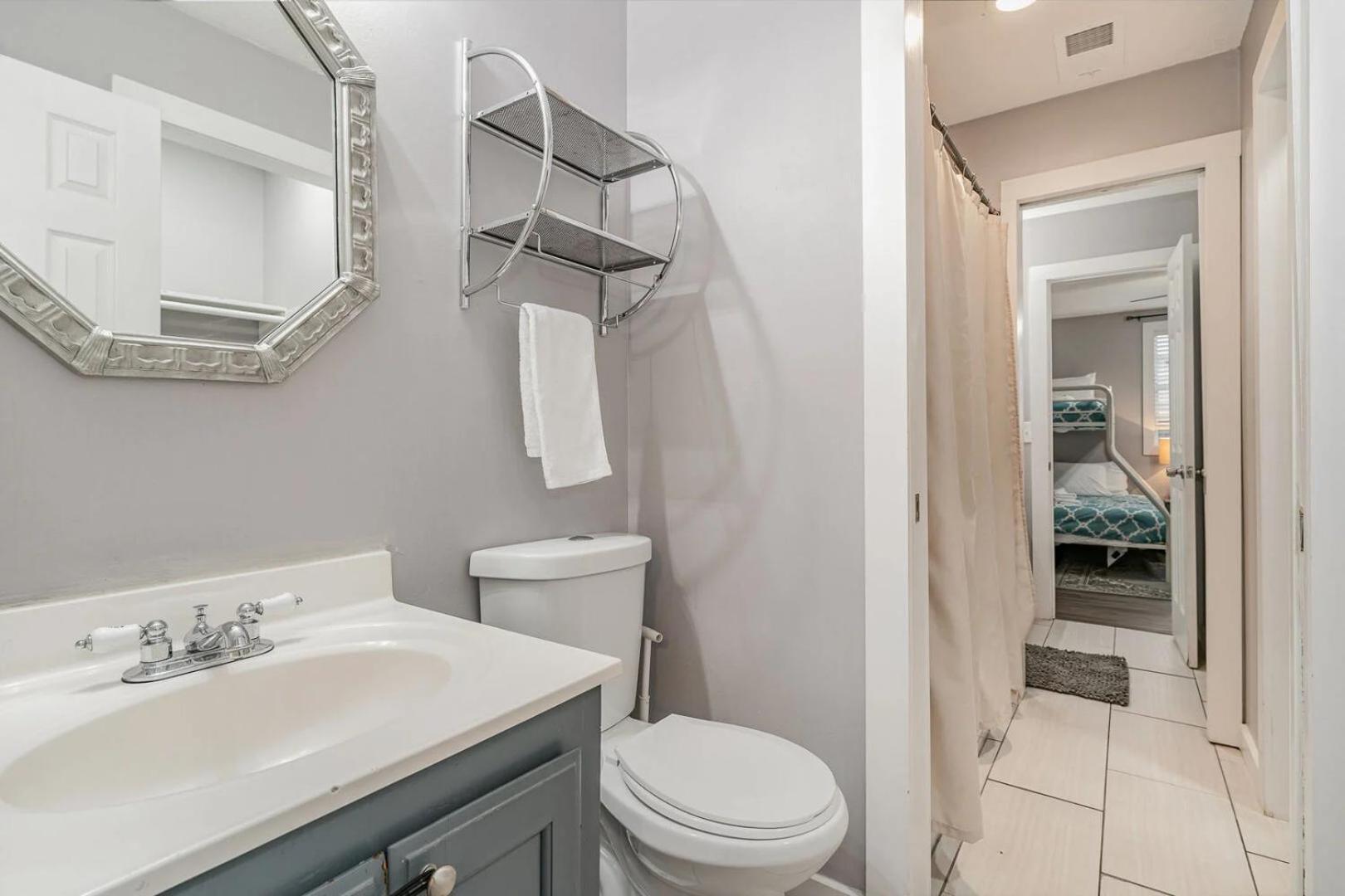 Apartment 3 Units - Sleeps 24 - Mins To Downtown And Airport