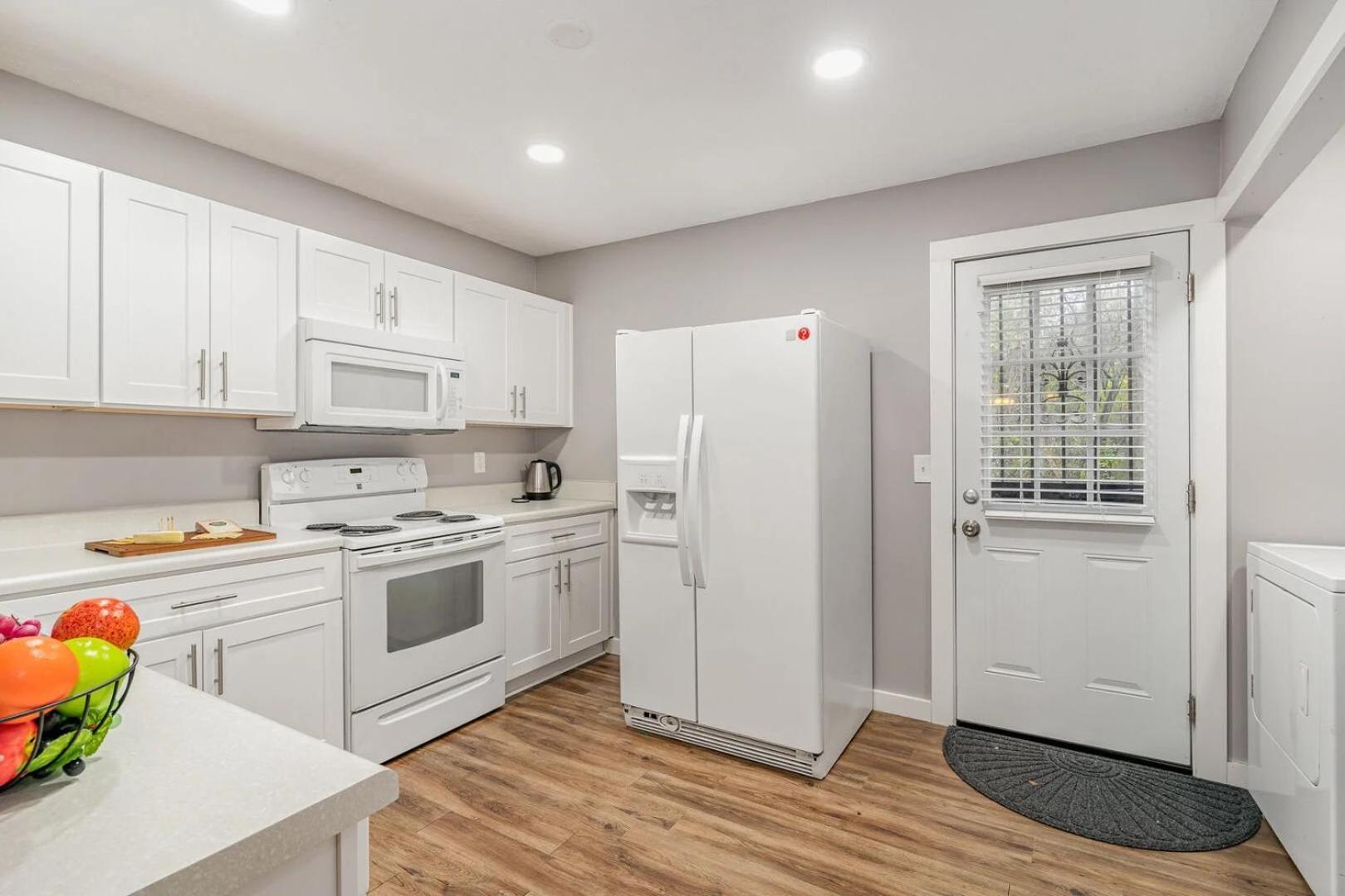 3 Units - Sleeps 24 - Mins To Downtown And Airport Apartment