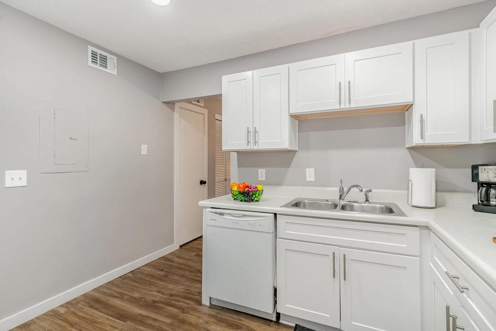 Apartment 3 Units - Sleeps 24 - Mins To Downtown And Airport